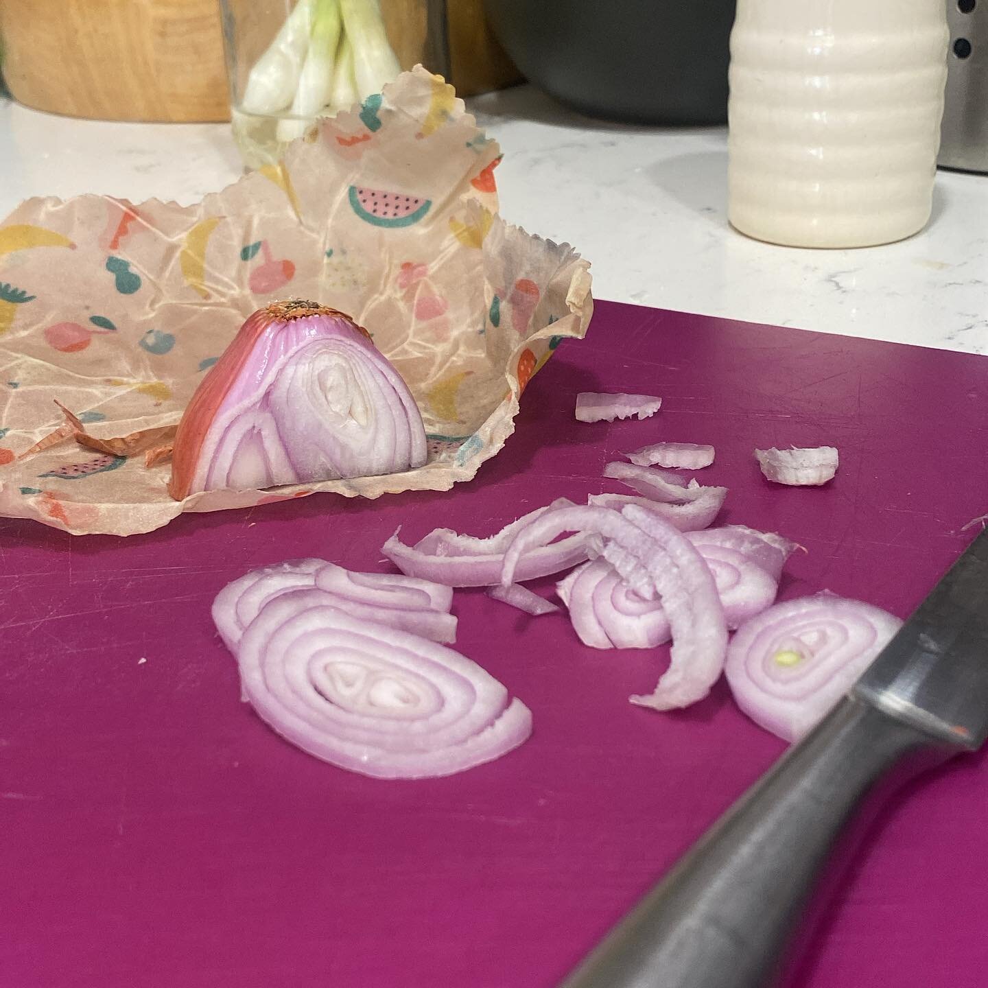 Shallots &gt;&gt;&gt;&gt;
Waxbees don&rsquo;t have to only keep in the fridge. These shallots have been on my counter wrapped in a waxbees for ~2 days.

Happy Sunday!