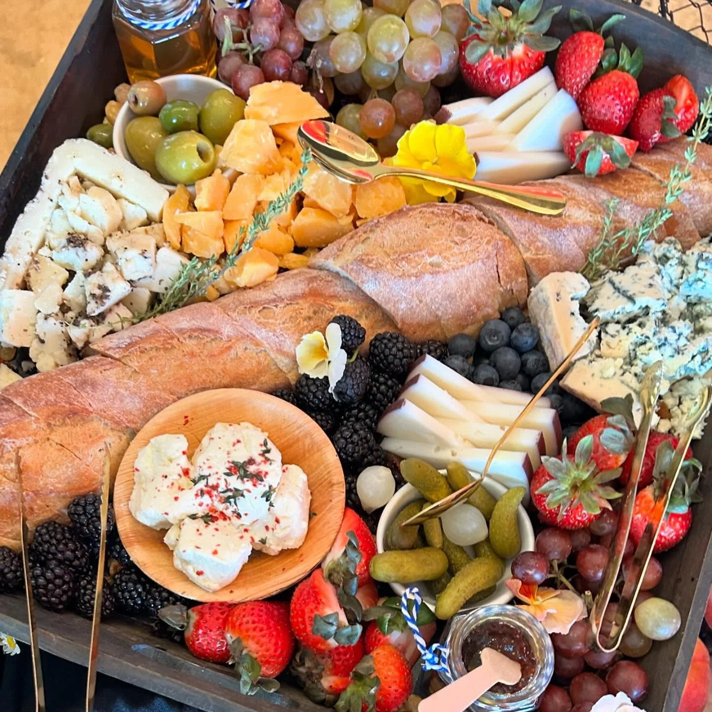 Placed this incredible spread for Campbell & Co Catering at the Adidas HQ in Manhattan.🌸
Built by the C&C chefs at the mcgolrick kitchen - set and florals arrnaged by the @singer.songer.monger ✨