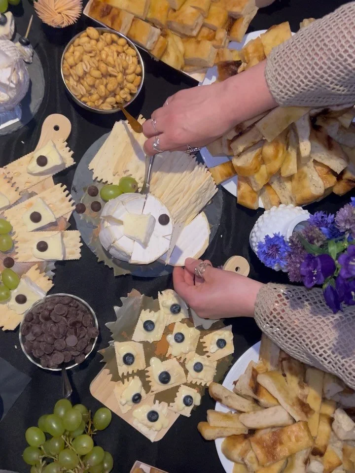 Moments from the @notch.magazine issue 002 launch in Williamsburg, NY
🔹Serves 6 different cheeses
🔹Covering 4 different countries
🔹From 3 different milk types
What a joy to curate and share - hoping to do a lot more of this style of event🌀