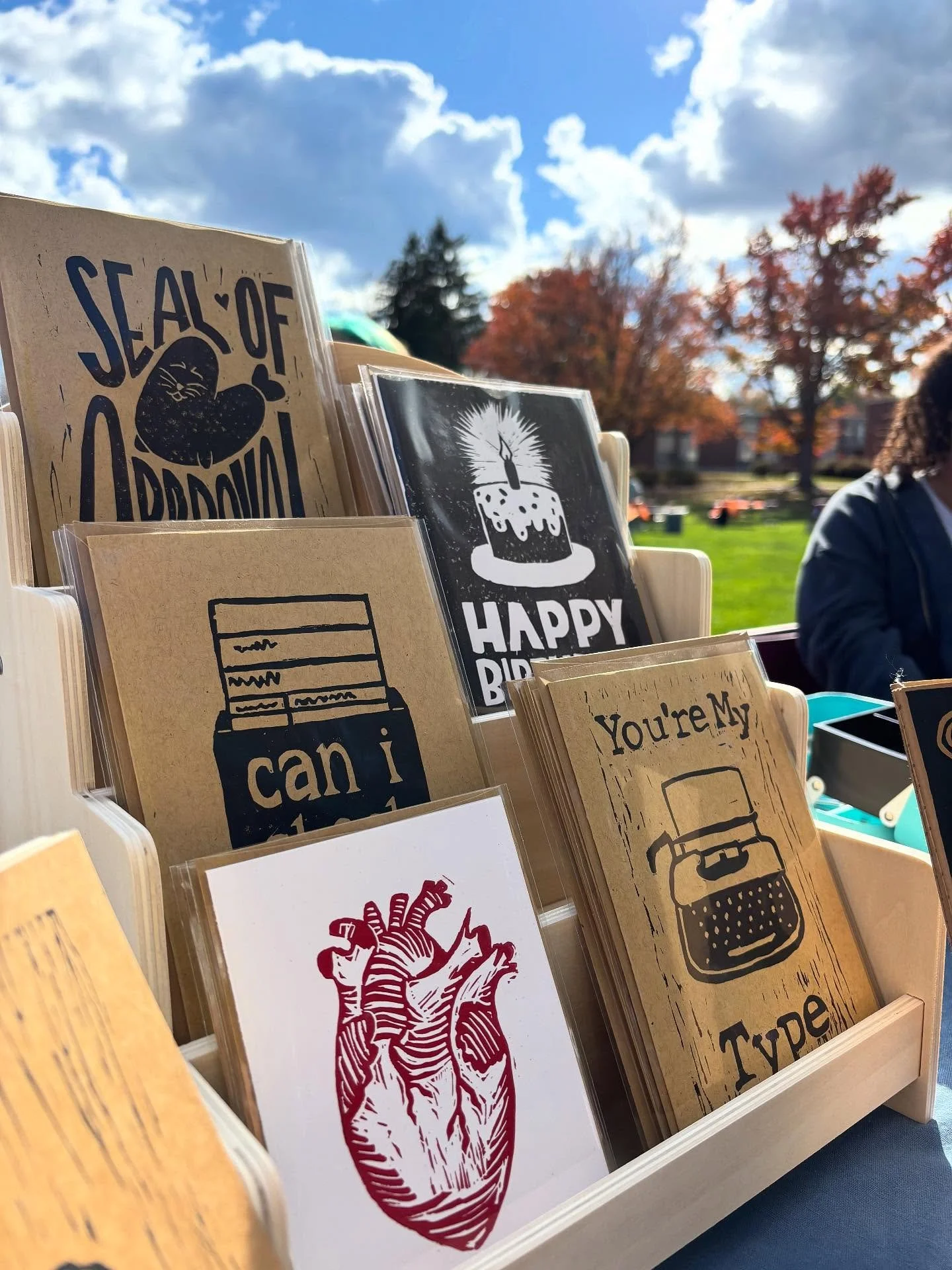 Some cute table photos from the @susquehanna_sga Fall Fest last Sunday. 

With thanks to @ellie.anna.pasquale for the junk journal kits!

📷 @mariamartonn 

#smallbusiness #smallbusinessowner #entrepreneur #entrepreneurship #lino #linoprint #linocut 