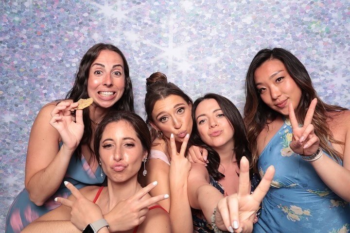 The photo ▶️ the GIF
⠀⠀⠀⠀⠀⠀⠀⠀⠀
Did you know we offer still photos, GIFs and Boomerangs for no additional charge with EVERY photo booth rental? We truly believe you should have it ALL when it comes to your guest&rsquo;s entertainment! 
⠀⠀⠀⠀⠀⠀⠀⠀⠀
#fort