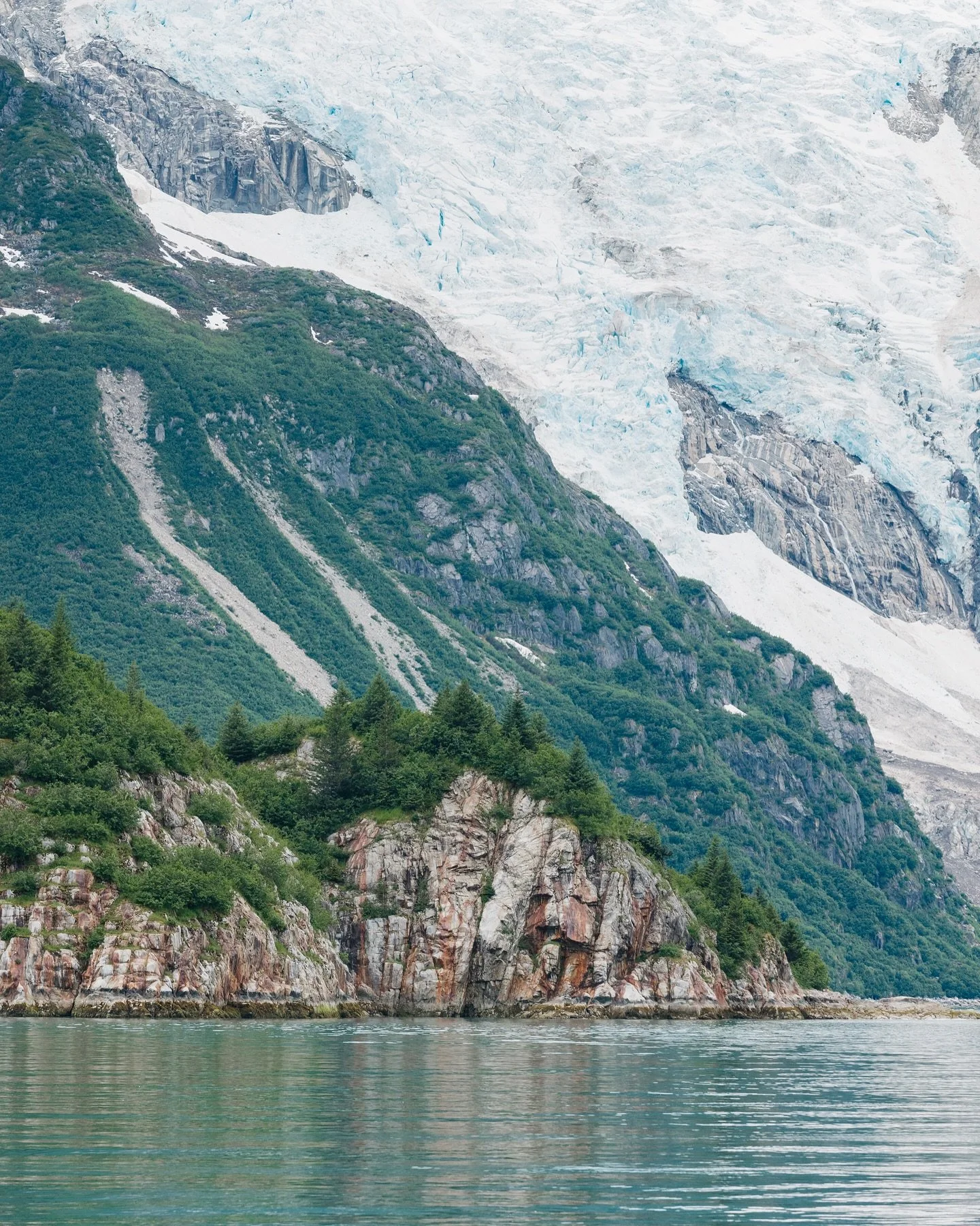 From silent inlets to thundering cliffs, each mile of @kenaifjordsnps revealed another secret in the mysterious Alaskan coastline. We followed the wild contours of the Kenai Peninsula, where glaciers spill from ancient peaks and the sea whispers secr