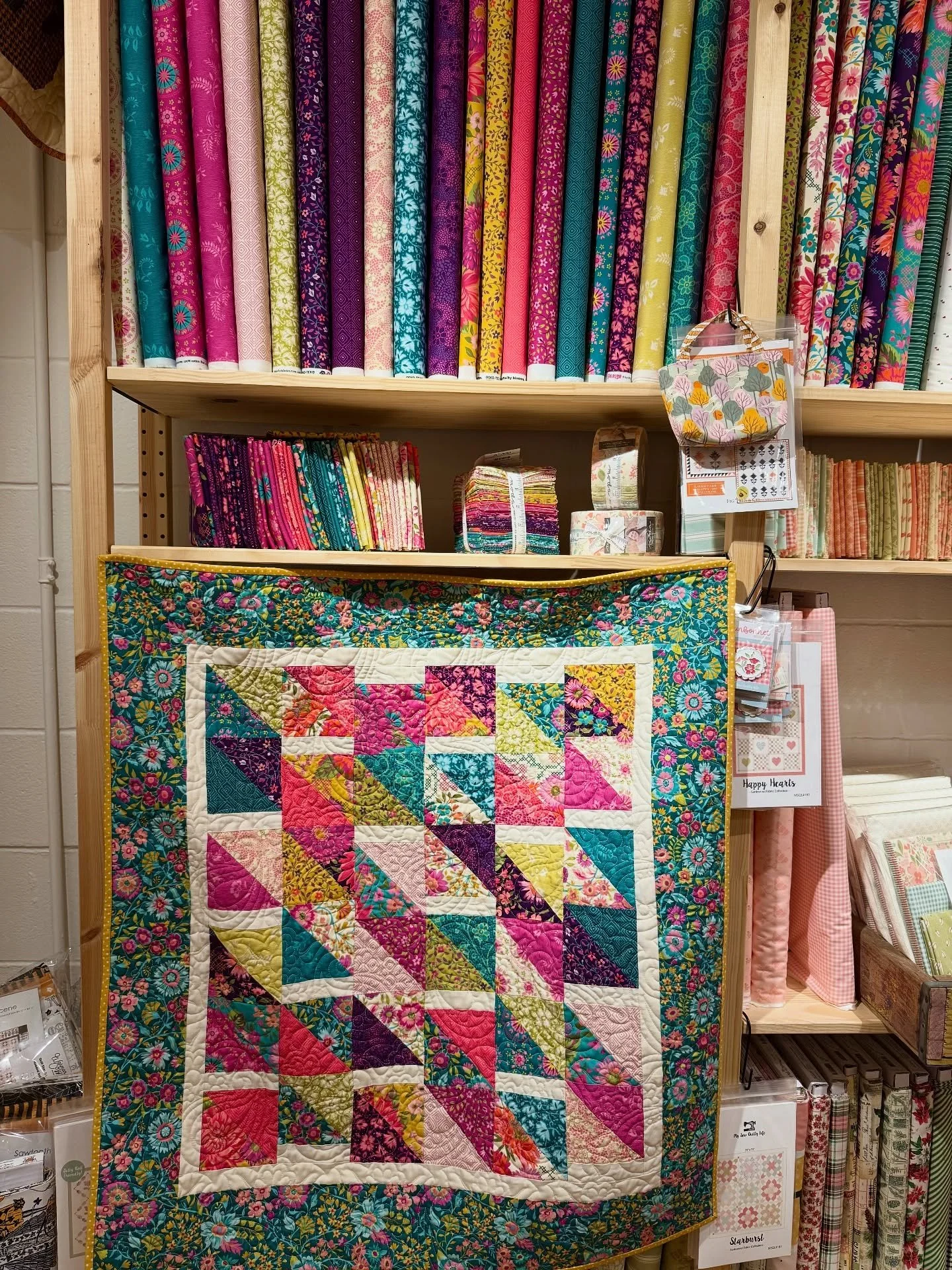 ✨ Club Quilt of the Month ✨

October&rsquo;s stunner is &ldquo;Splits&rdquo; by Me and My Sister Designs&mdash;made even more charming in the &ldquo;Parlor&rdquo; collection by Crystal Manning for Moda Fabrics 💕 Bold colors, playful prints, and a pa