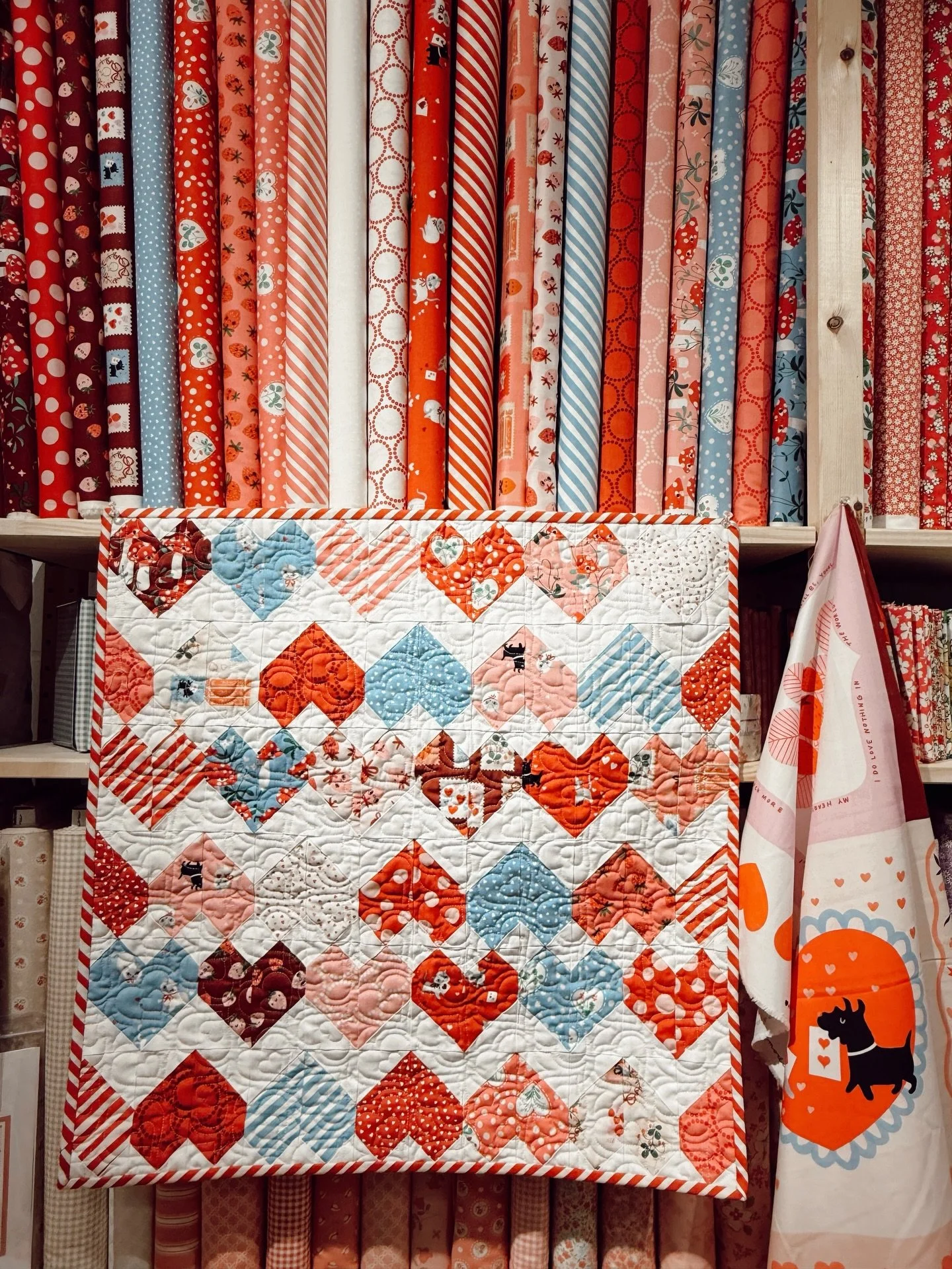 Funny Valentine by Lizzie House for Moda is in and is our Simply Charming collection of the month! Love this little quilt and my only regret is I didn&rsquo;t make it bigger! But you could&hellip;😉

#valentinesquilt #simplycharmingclub #lizziehouse