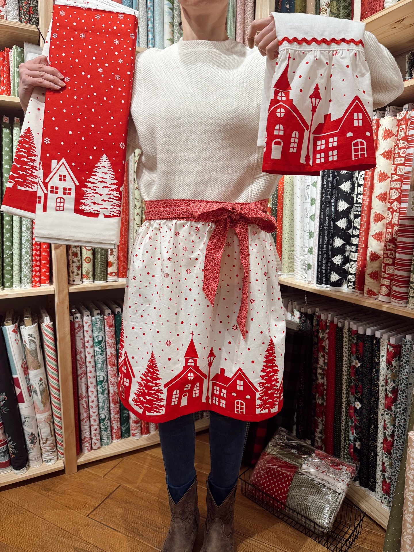 Need a last-minute hostess gift? You can make 2 quick and easy projects with a yard of this fun border print. Free instructions are on the Fig Tree blog too!

#figtreeandco #christmasgiftdiy #hostessgift