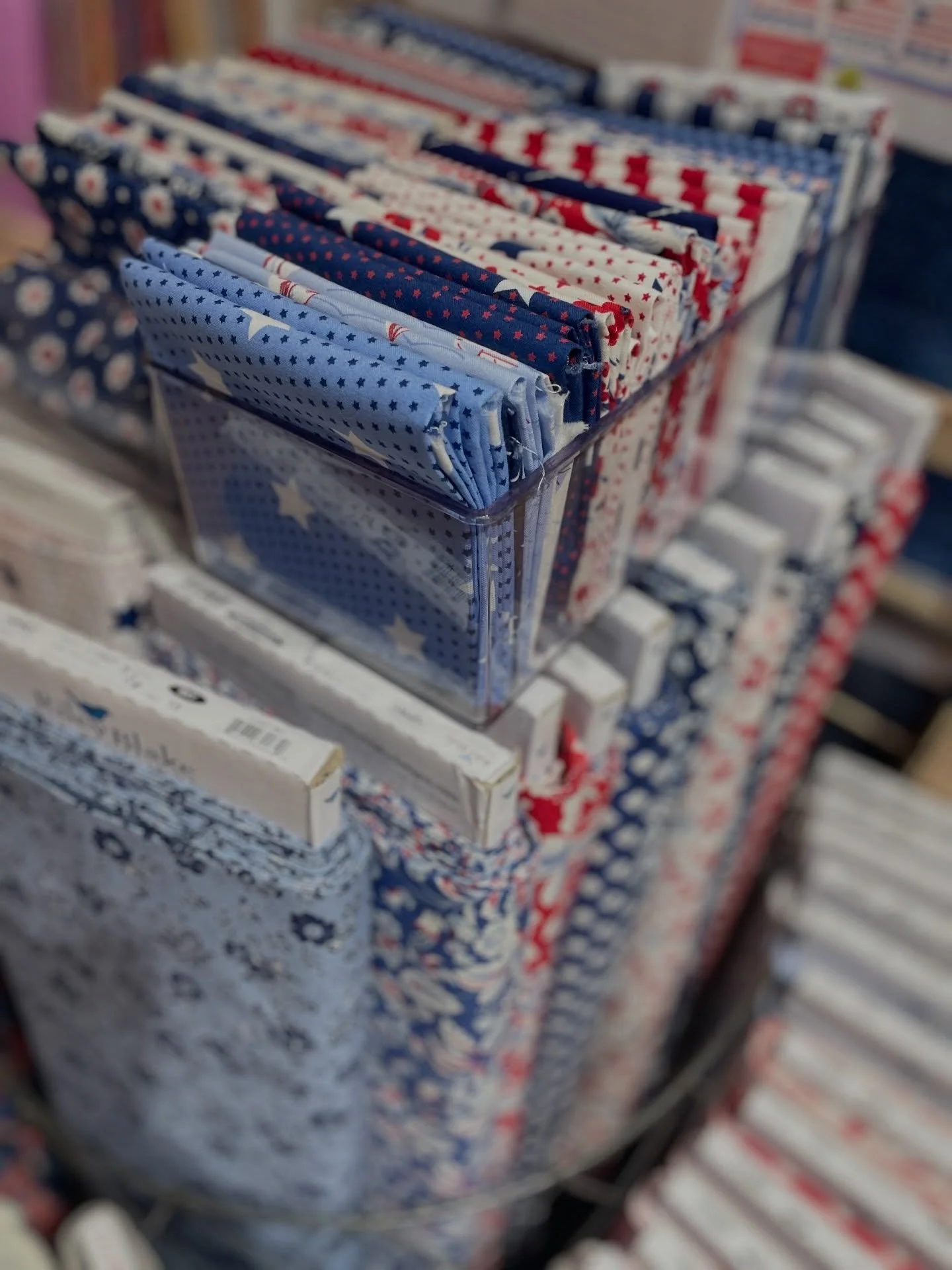 Anyone else dreaming of Summer? We have so many great collections just ready for all your Summer-inspired projects! 

#summerquilt #quiltfabric #thisorthat