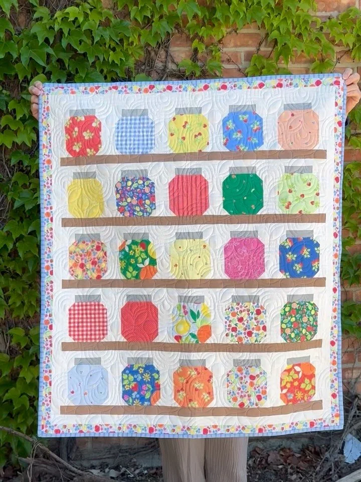 It&rsquo;s almost time for the June Simply Charming Club quilt so I guess I better give the May quilt it&rsquo;s time to shine! 

Here is Sliders by @meandmysisterdesigns made with fabrics from Fruit Salad by @corianderquilts for @modafabrics plus a 