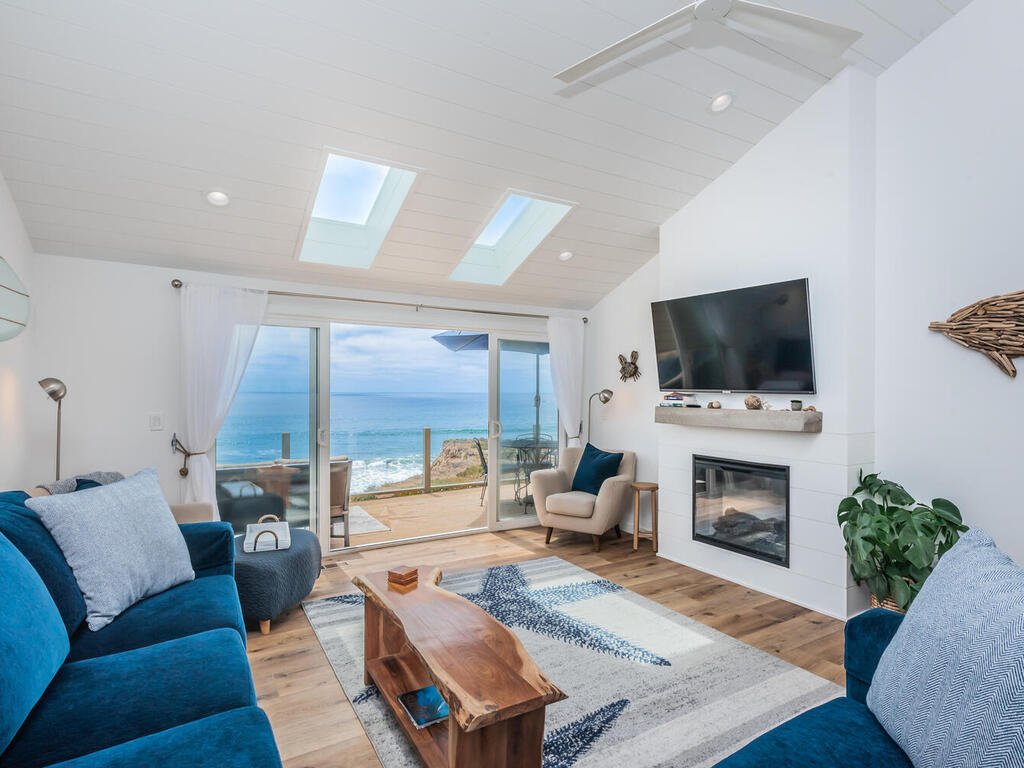 1852 Parliament Rd Encinitas CA 92024 USA-032-049-Living Room 2-MLS_Size.jpg