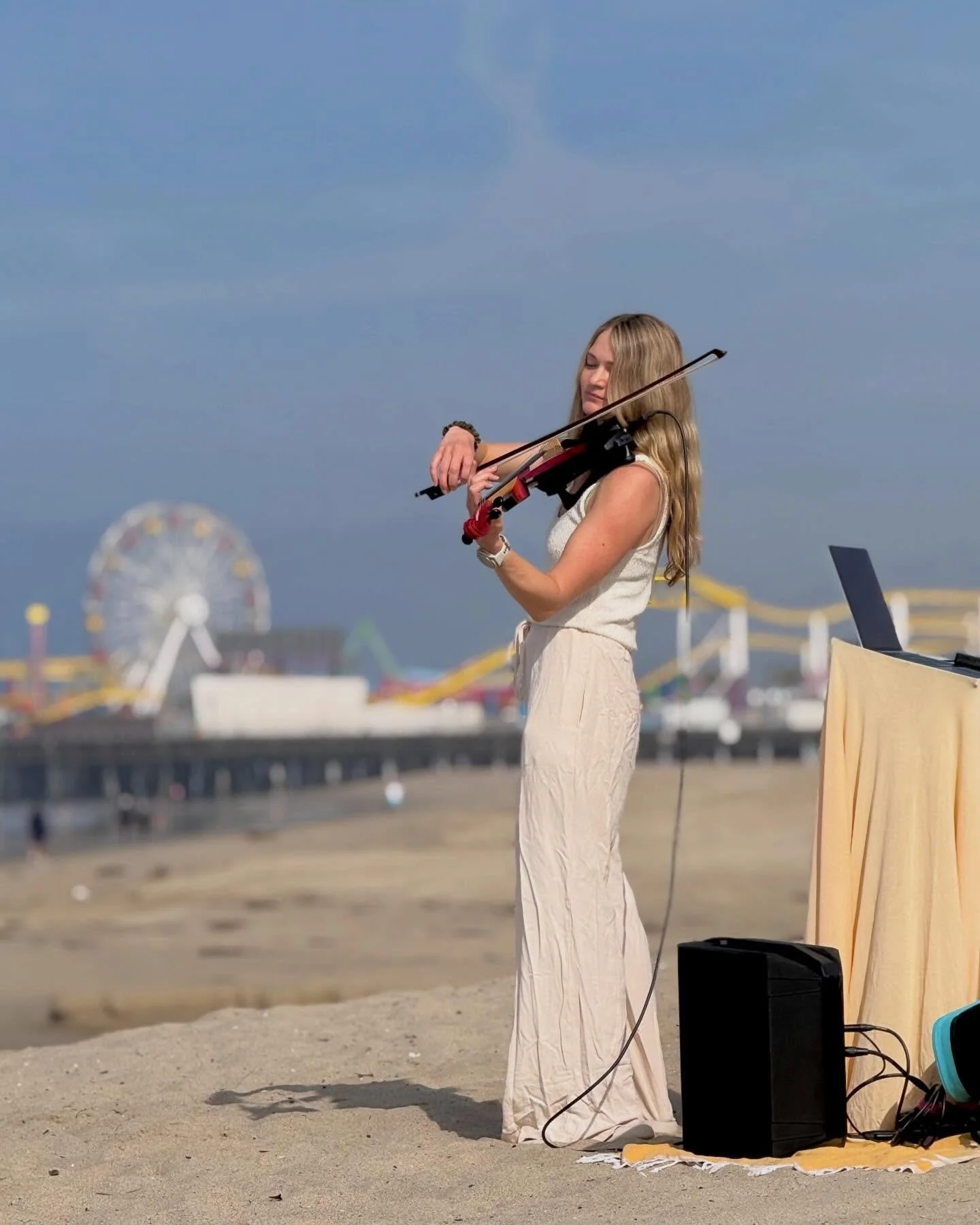 Love having the most beautiful practice spot in my front yard!!! 🌊 

#santamonica #santamonicaviolinist #electricviolinist #electricviolin #🎻 

📸@eluke