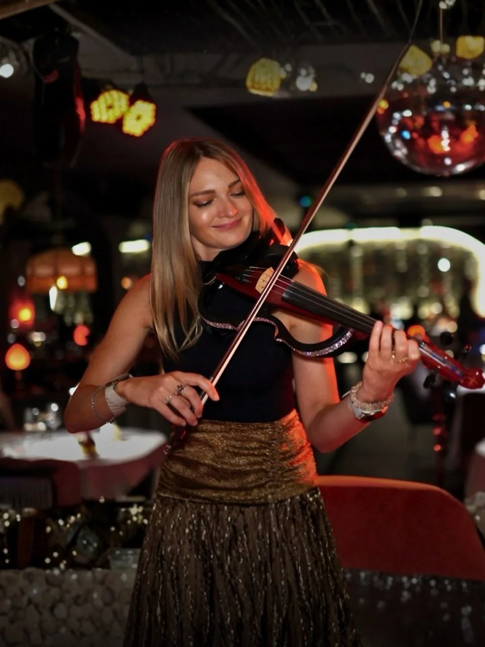 Feeling incredibly blessed this year! I played exactly 50 gigs &amp; each one was an absolute pleasure 🎶

4 more to close out the year:

Saturday 12/20
🕰️ Shinola Abbot Kinney
12-4pm

Sunday 12/21
🌴@theartistfair 
Time TBD

Thursday 12/25
🎄The Pe