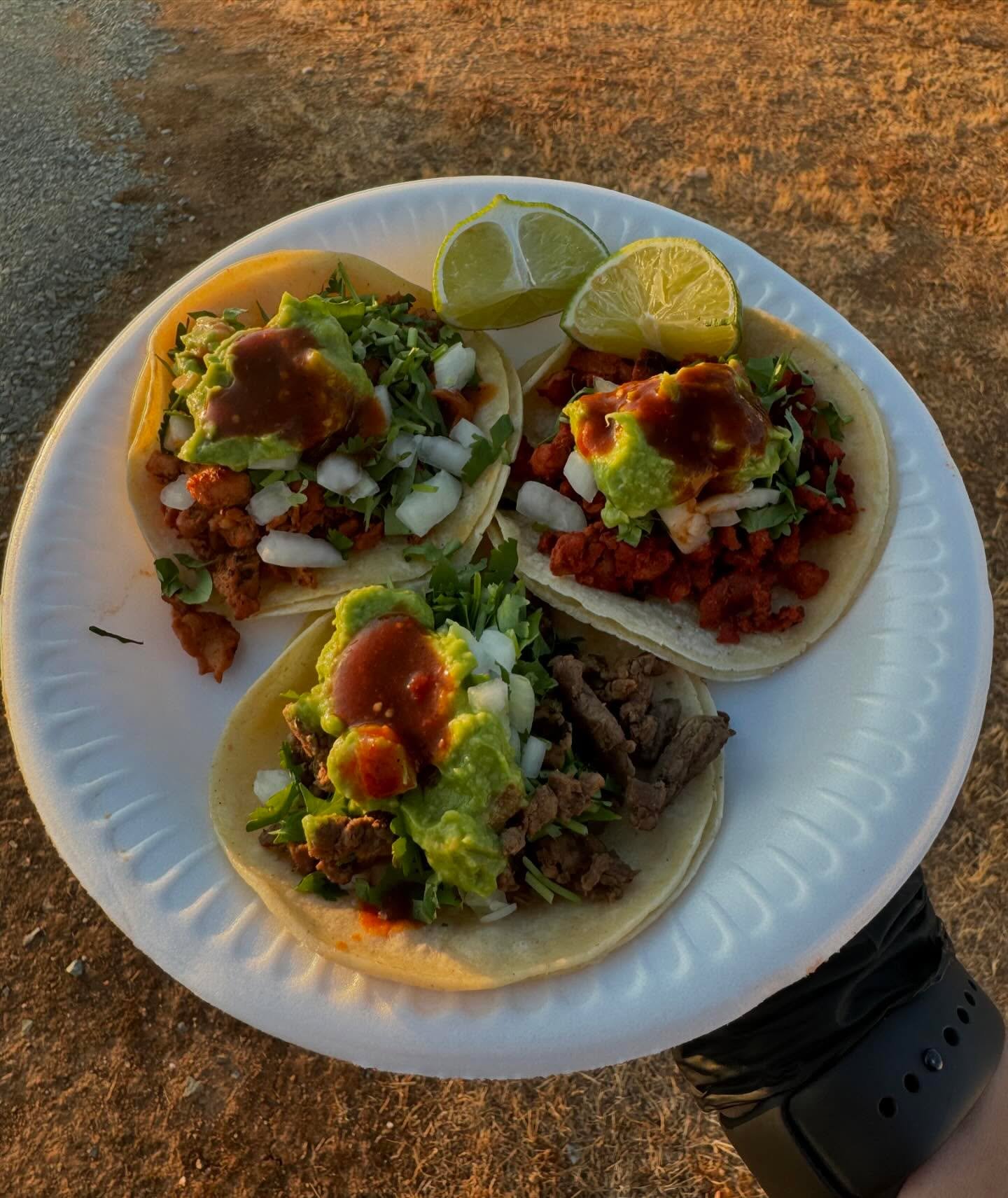 Disfrutando unos tacos y buena compa&ntilde;&iacute;a al atardecer 🌮☀️