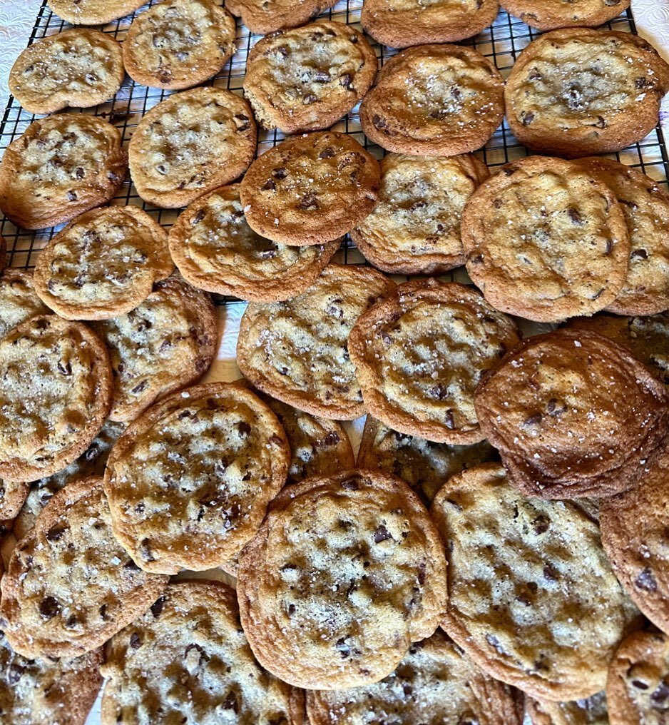 Did someone say COOKIES??? I&rsquo;ve been told these are the best salted chocolate chip cookies!!
Place your order at www.elderberryprovisions.com or send a DM!! You want be disappointed!!
#chocolatechipcookies 
#seasalt 
#cookies 
#louisvillecateri