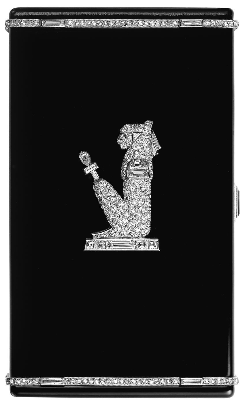 Nécessaire, or émaillé, diamants ronds et diamants taille baguette montés sur platine, Cartier Paris, 1928-1930. Au centre, application représentant la déesse Maat