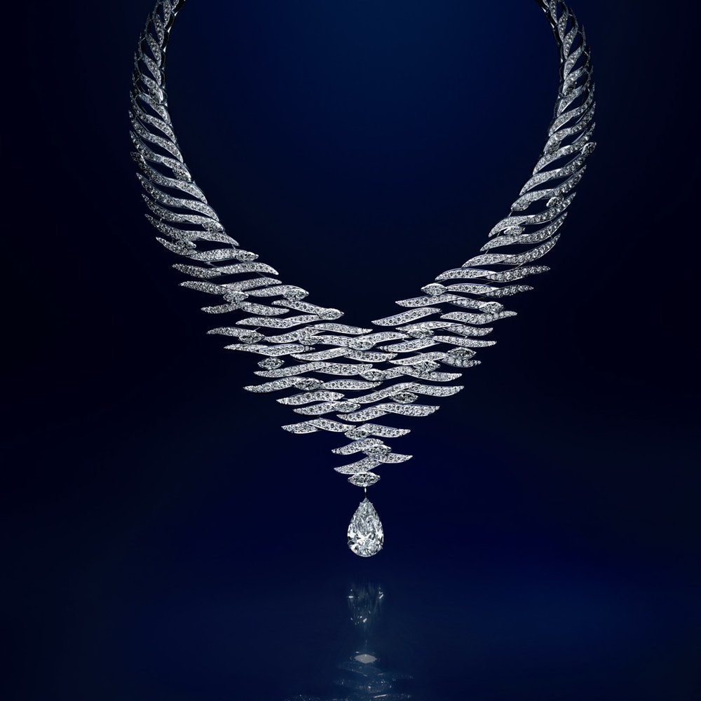 Collier transformable A Fleur d’Eau,  or blanc, au centre un diamant D VS1 poire de 7,18 carats, collection de haute joaillerie Ondes et Merveilles