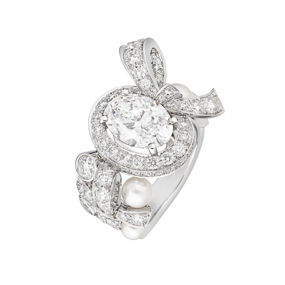 CHANEL bague Ruban en or blanc, diamant taille ovale, diamants et perles de culture.jpeg