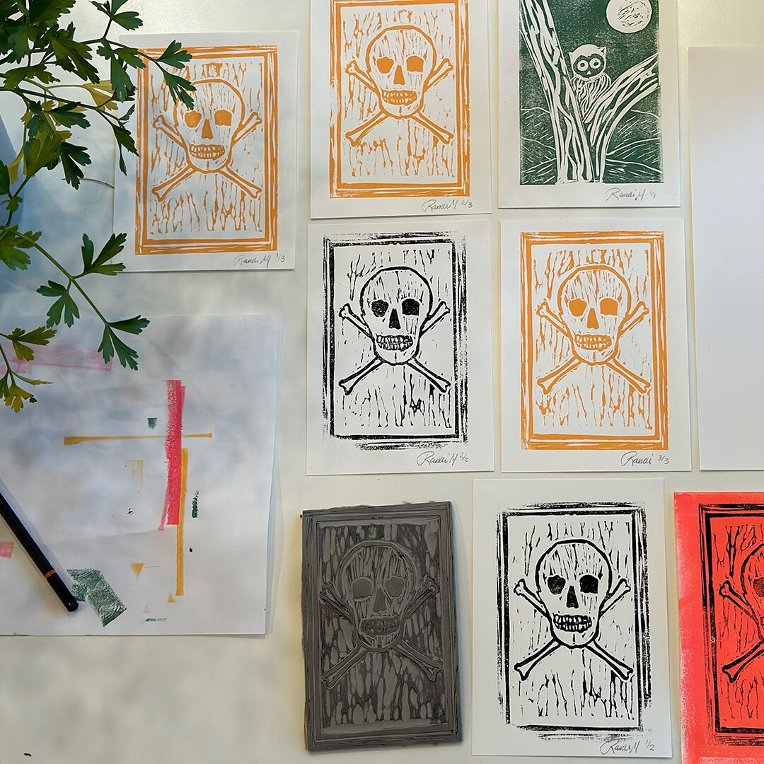 It's getting spooky around here. ⁠
⁠
⁠
#printmaking #halloween #printmaker