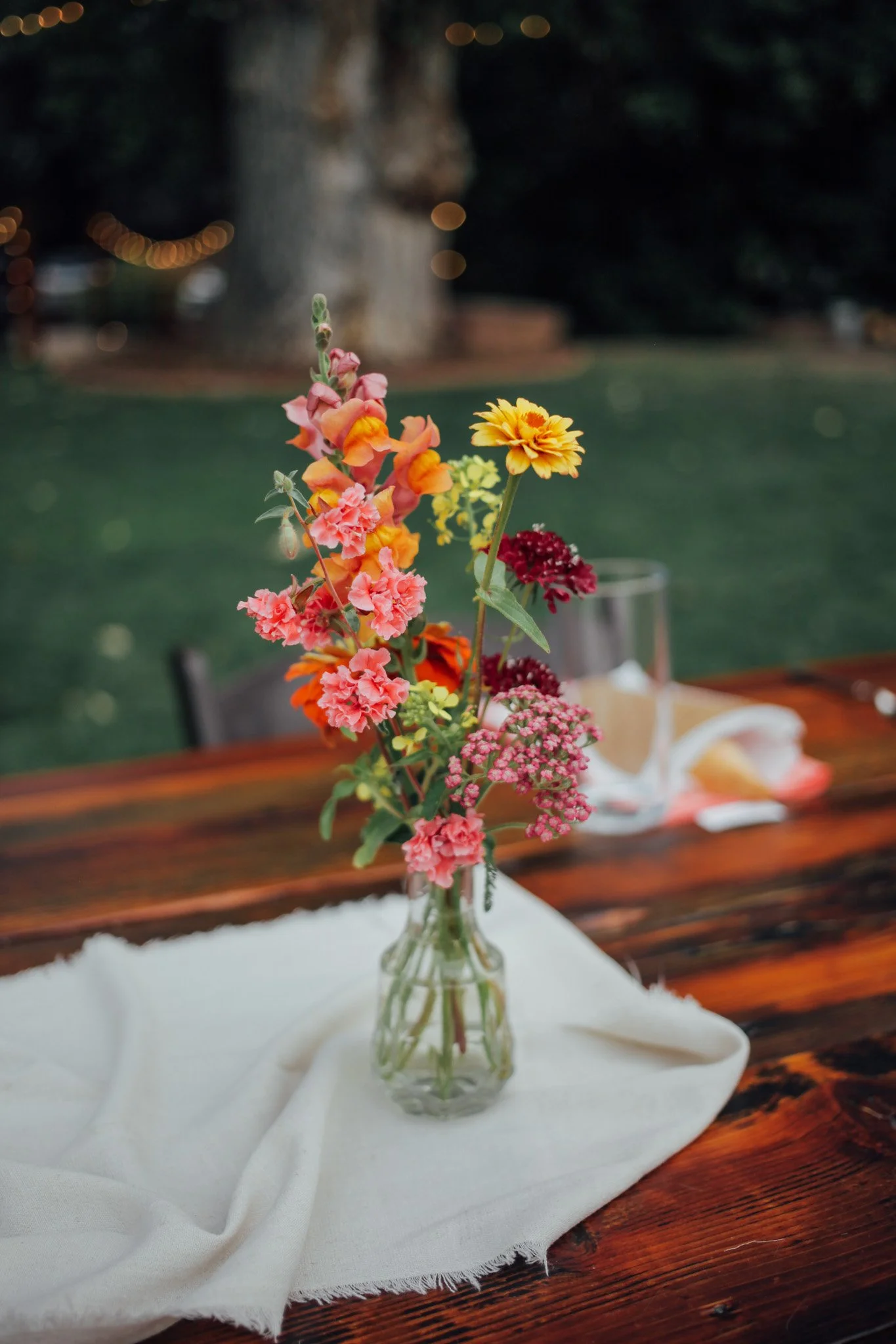 clear_bud_vases_lyons_farmette_summer_wedding_vibes-5.jpg