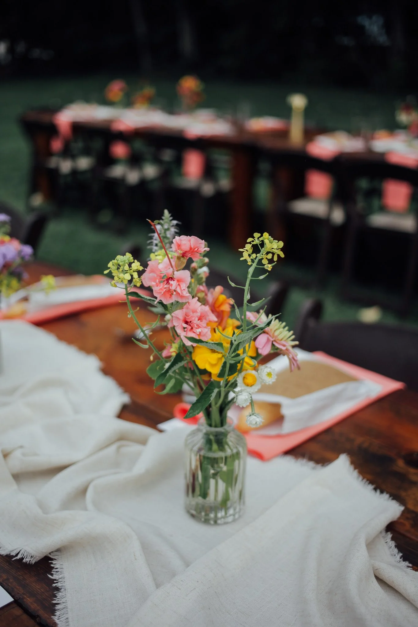 clear_bud_vases_lyons_farmette_summer_wedding_vibes-4.jpg