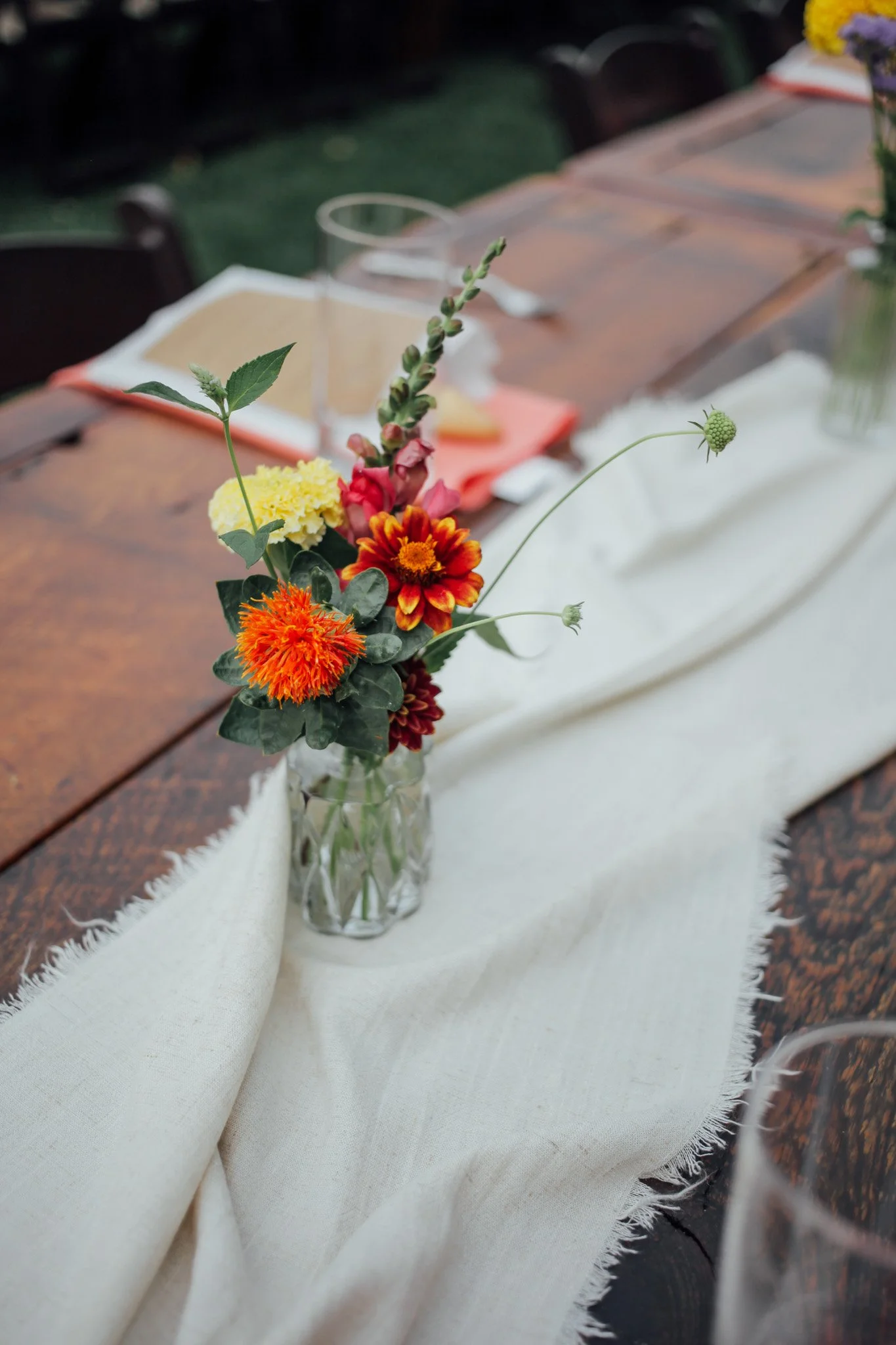 clear_bud_vases_lyons_farmette_summer_wedding_vibes-2.jpg