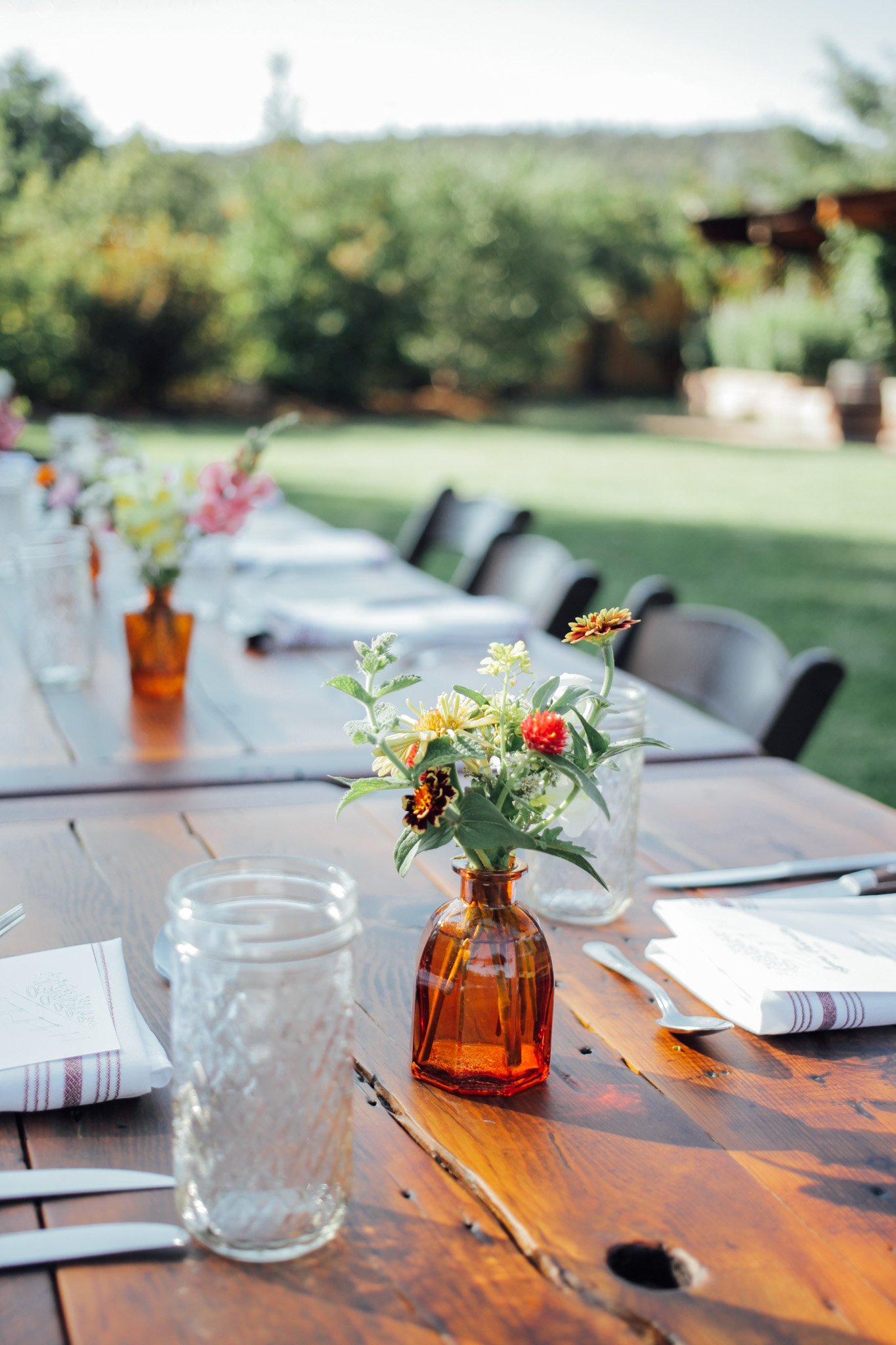 amber_bud_vases_lyons_farmette_summer_wedding_vibes-4.jpg