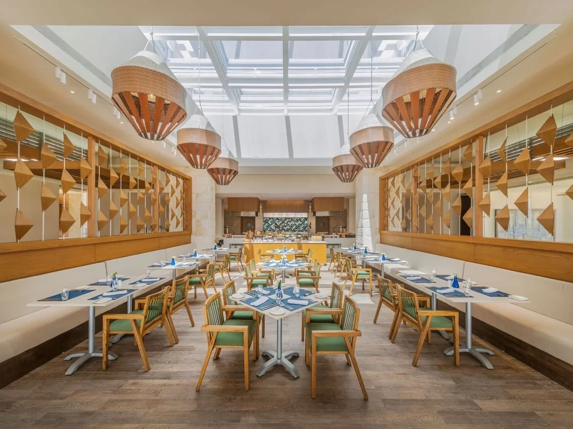 vora-mar-dining-area-1_standard.jpg