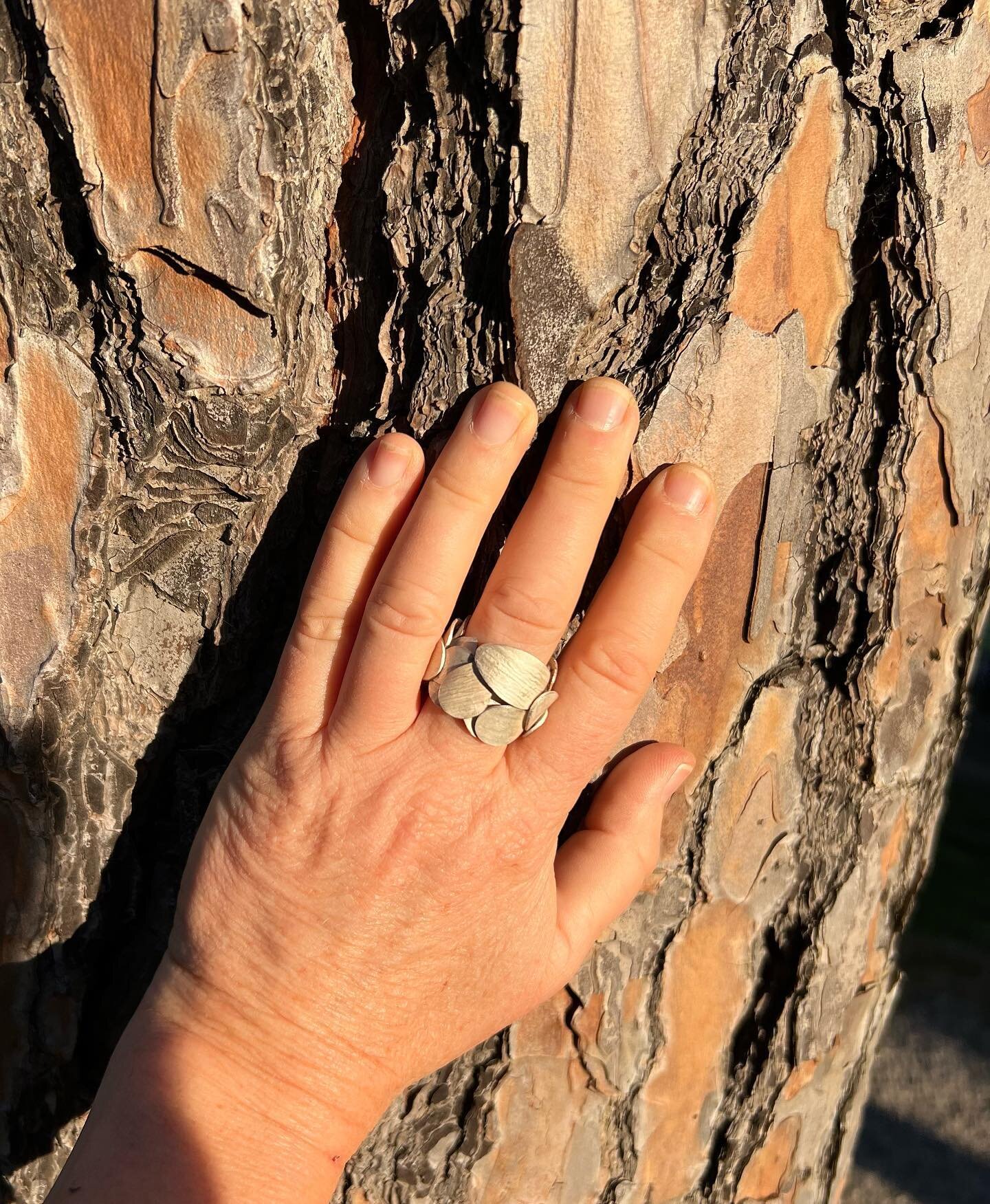 So happy to be back in Italy working with metal again! Experimental ring worn in Arezzo-
#fatoamano#oneofakindjewelry