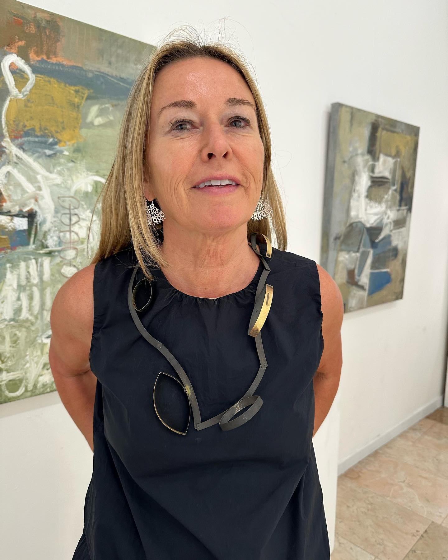 Beyond thrilled to have visited Thereza Pedrosa gallery in Asolo, a dream come true!  Such a special art jewelry gallery in an enchanting part of Italy. Representing iconic jewelry designers - a few pieces I tried on:
#mariarosafranzin#claradelpapa #