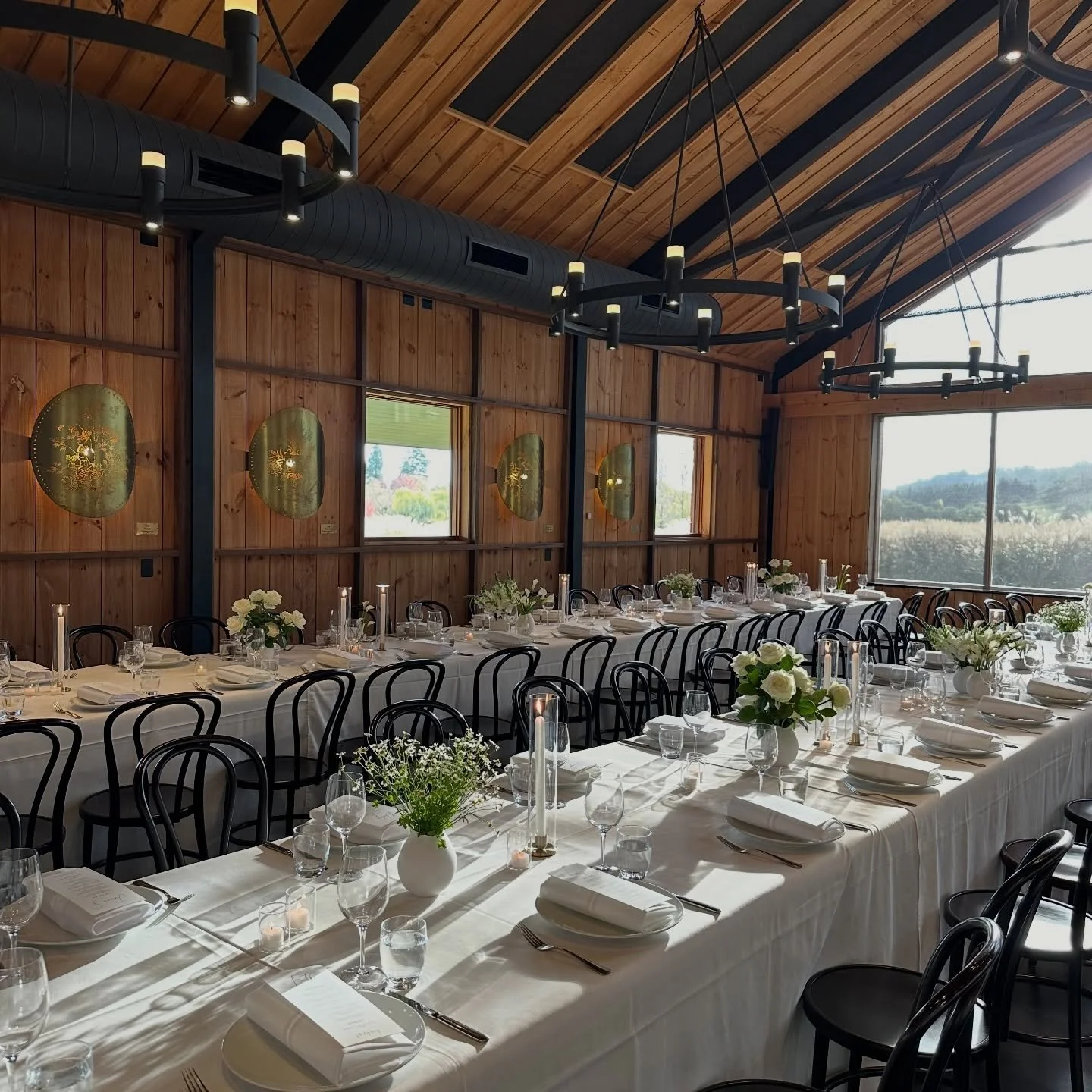 One of our favourite venues to shoot at @bendooleyestate 

How gorgeous is this table arrangement for Eloise &amp; Tyler 🏹🤍