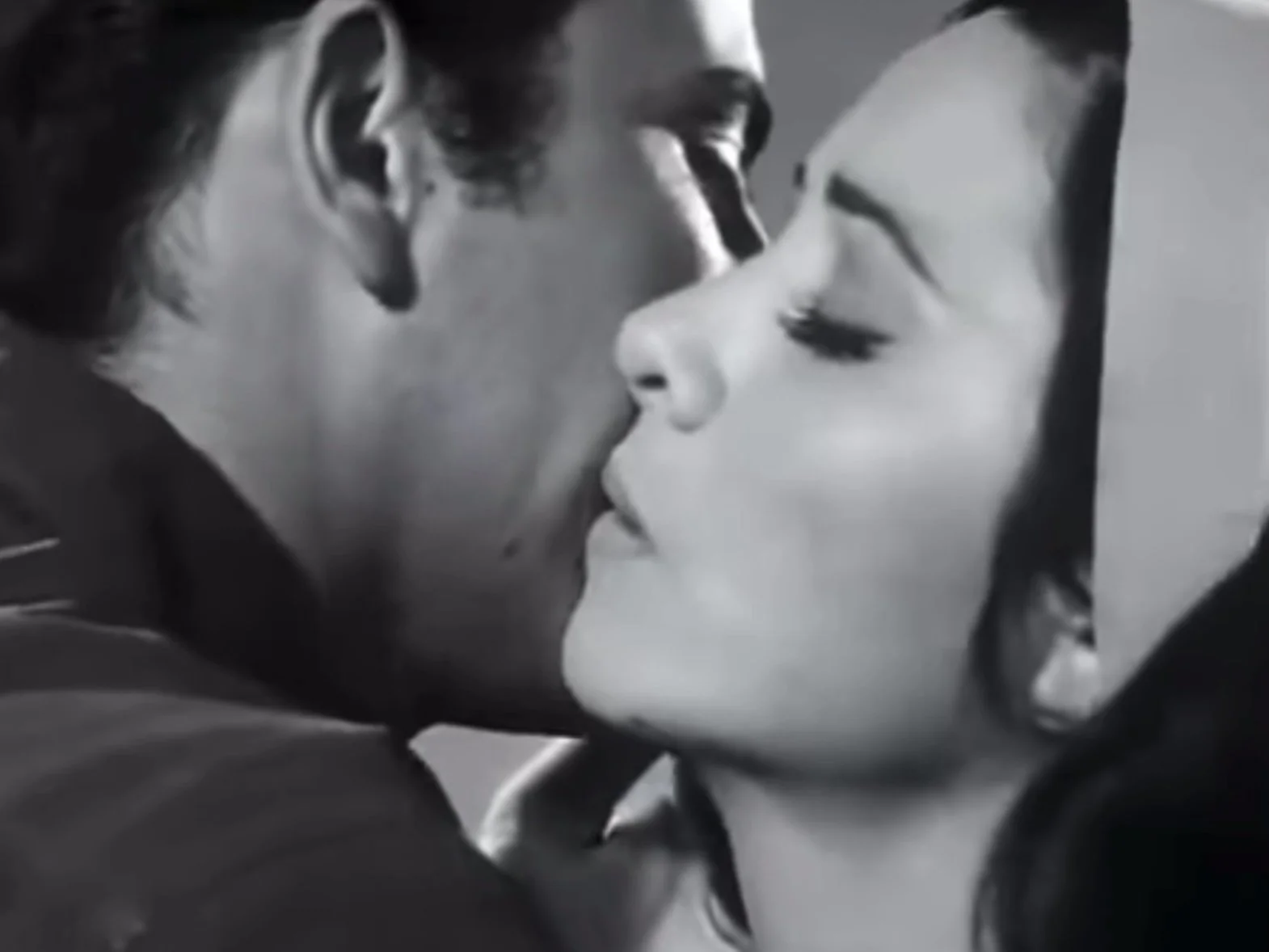 Faten Hamamas Kiss_Still_1.jpg