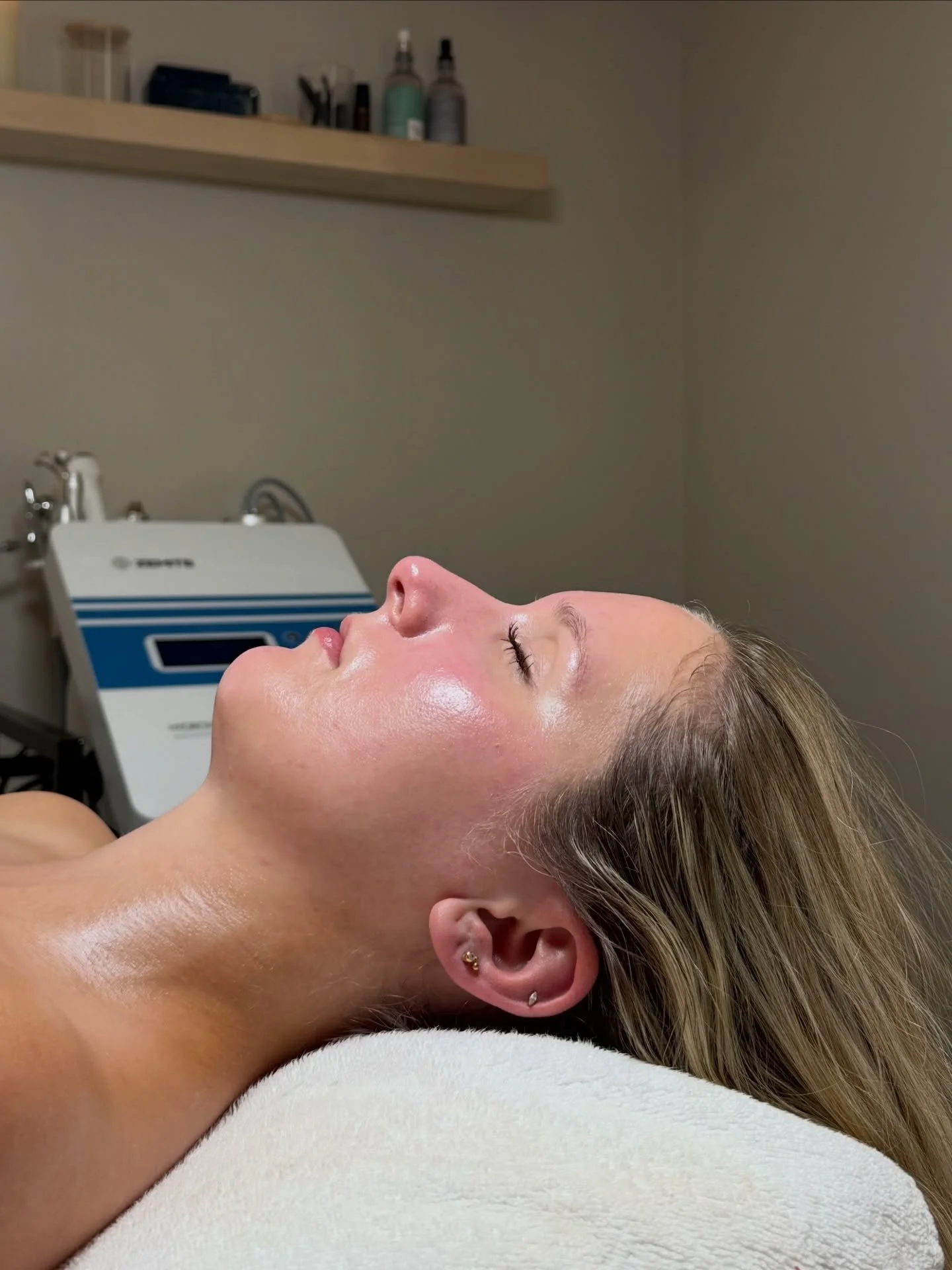 You don&rsquo;t have bad skin, it just needs a reset 💫✨🌟

At home skincare oftentimes doesn&rsquo;t get the in depth exfoliation and hydration that your skin is needing&hellip; which is where facials come into play. 

Depending on your skin type &a