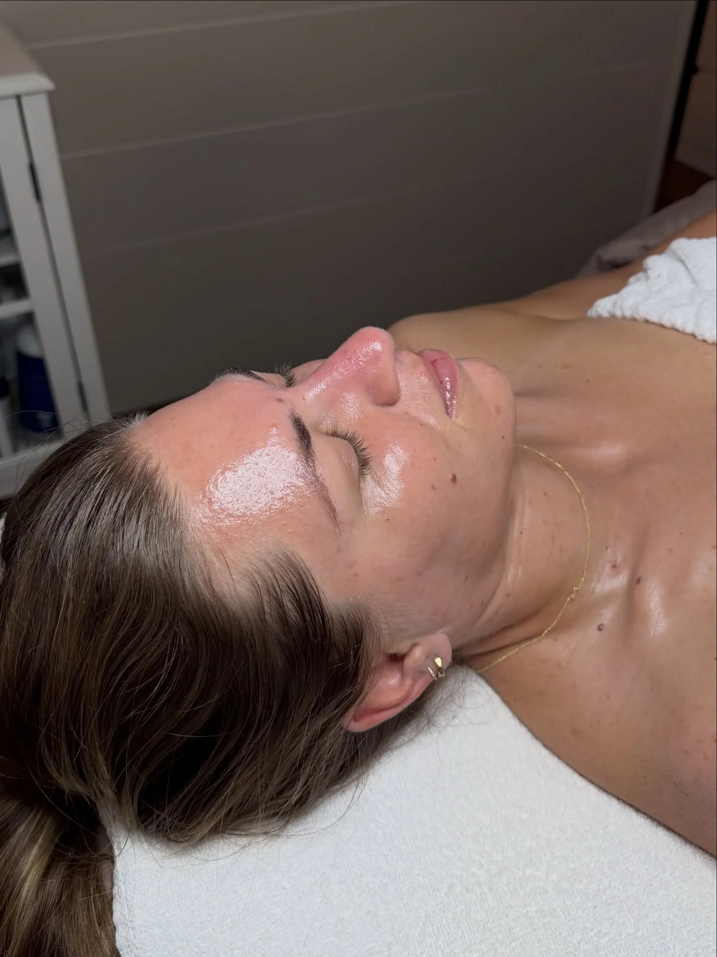 Say goodbye to texture, dullness + lackluster skin with a facial ✨

Monthly facials not only make your skin shine, but make you feel so good on the inside. It&rsquo;s the best &ldquo;me time&rdquo; you could ask for. 

To book &darr;
Click the link o