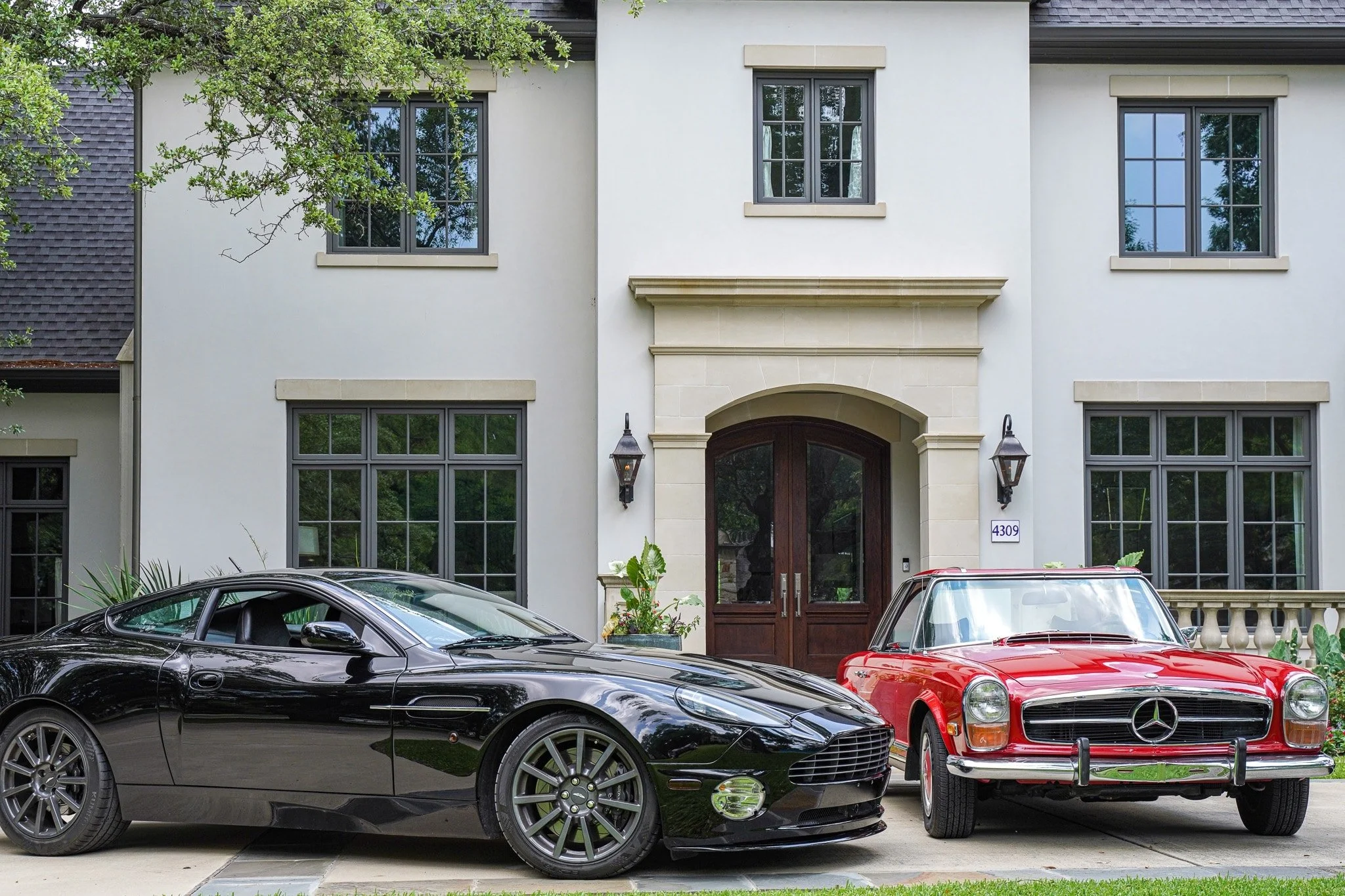 Shoot: Preston Hollow
Vehicles: 2006 Aston Martin Vanquish S, 1970 Mercedes-Benz 280SL

Photos by: @le_marchitect 

Book for your shoot at the link in our bio!

#pegasuscollection