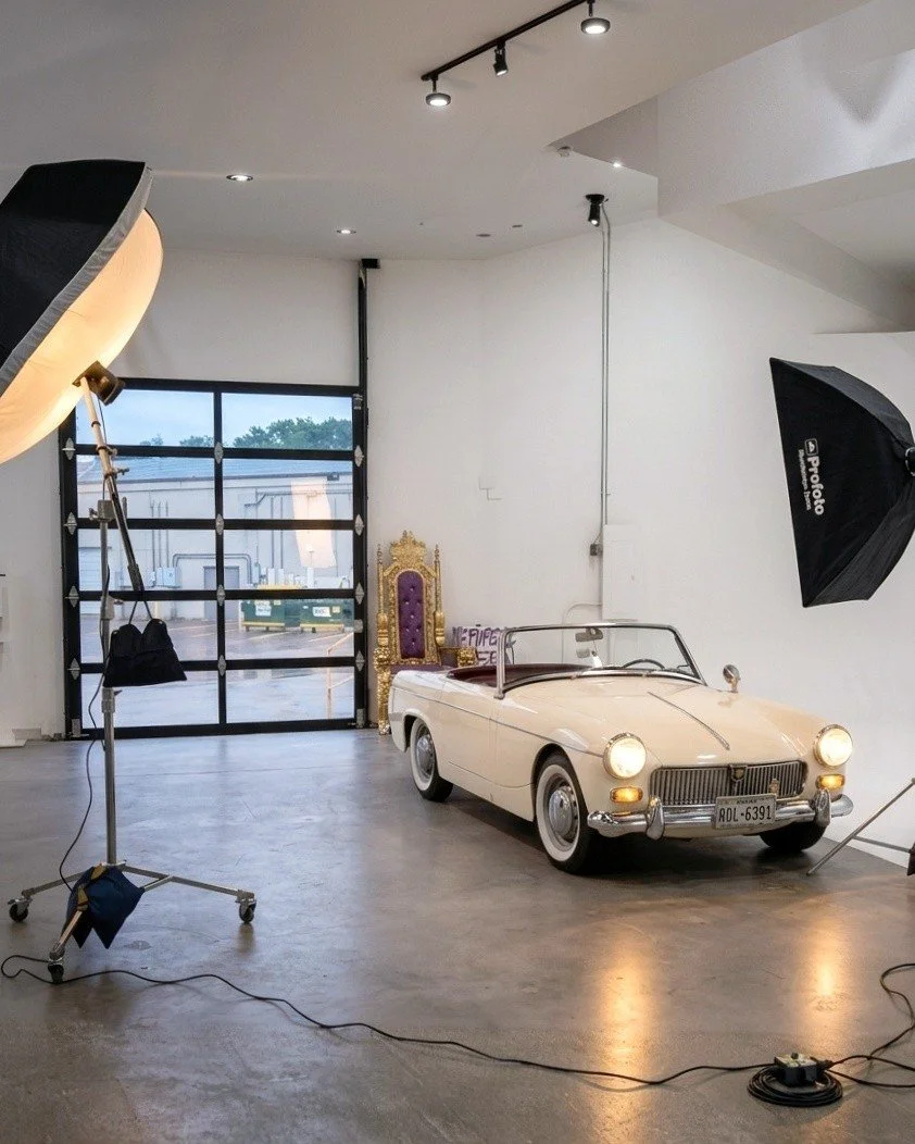 Our tiny MG is the perfect size for your shoot - it fits in your pocket so take it to go! Ideal for your indoor studio maternity photos, kids back yard birthday bash, or Spring-themed garden party!

Book it yourself at the link in our bio!