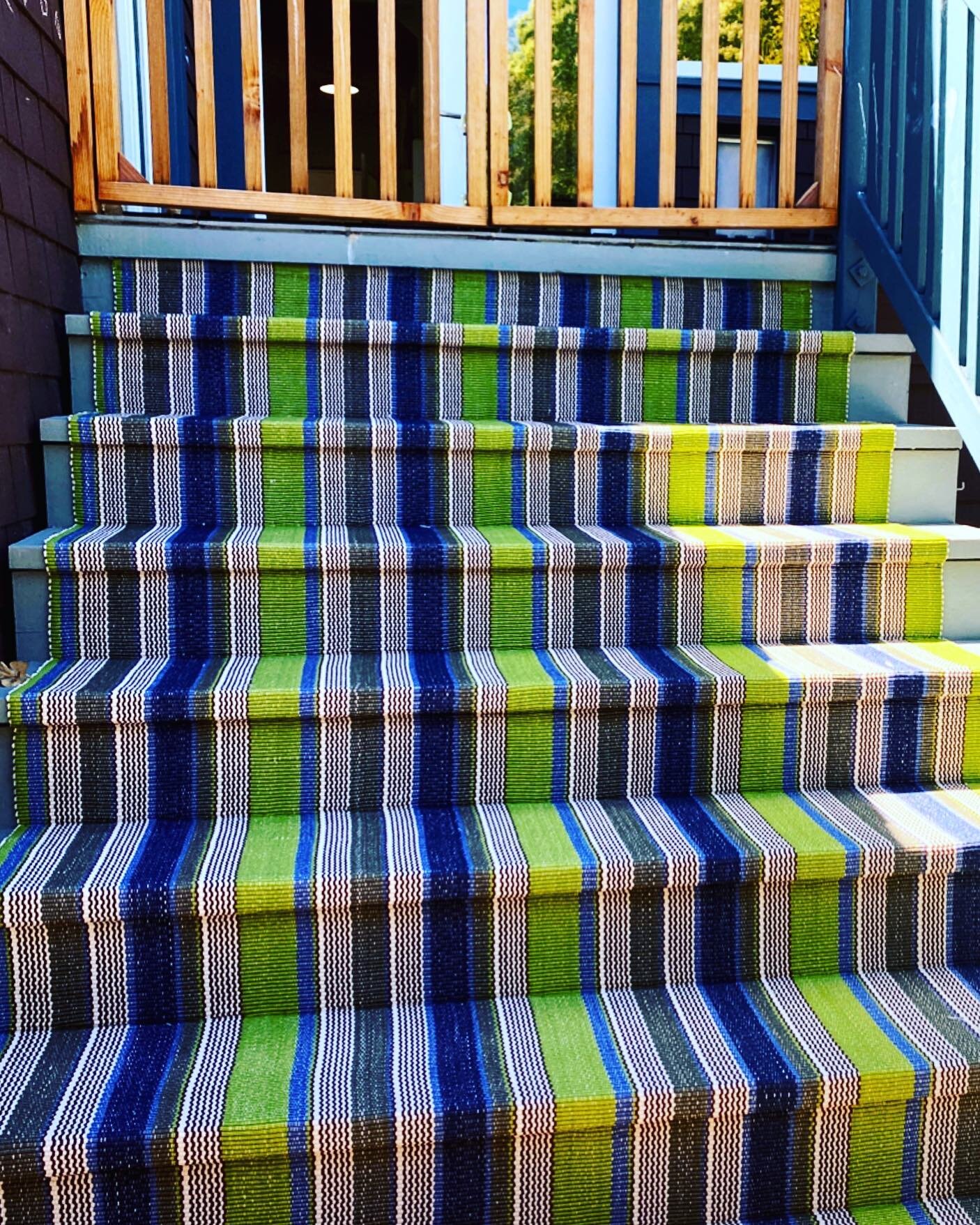 Outdoor stair runner installed today in Oaktown! 💚 #arahlesliedesign #stairrunner #outdoorstairs #outdoorrug @annieselke