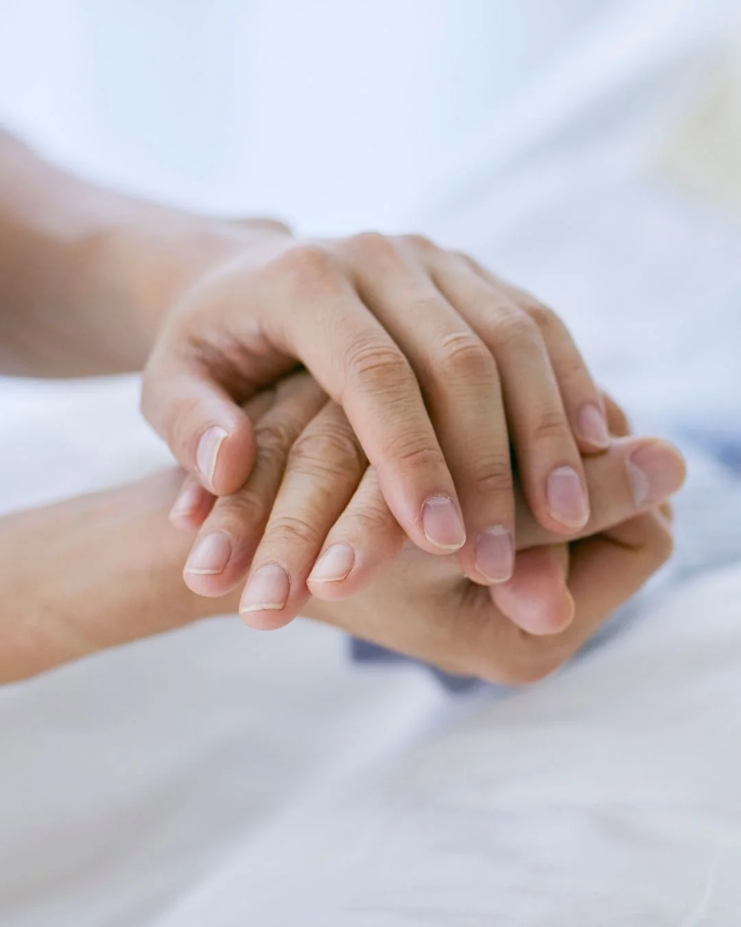 A calm healthcare setting symbolising Reiki as a complementary therapy supporting medical treatment and healing.