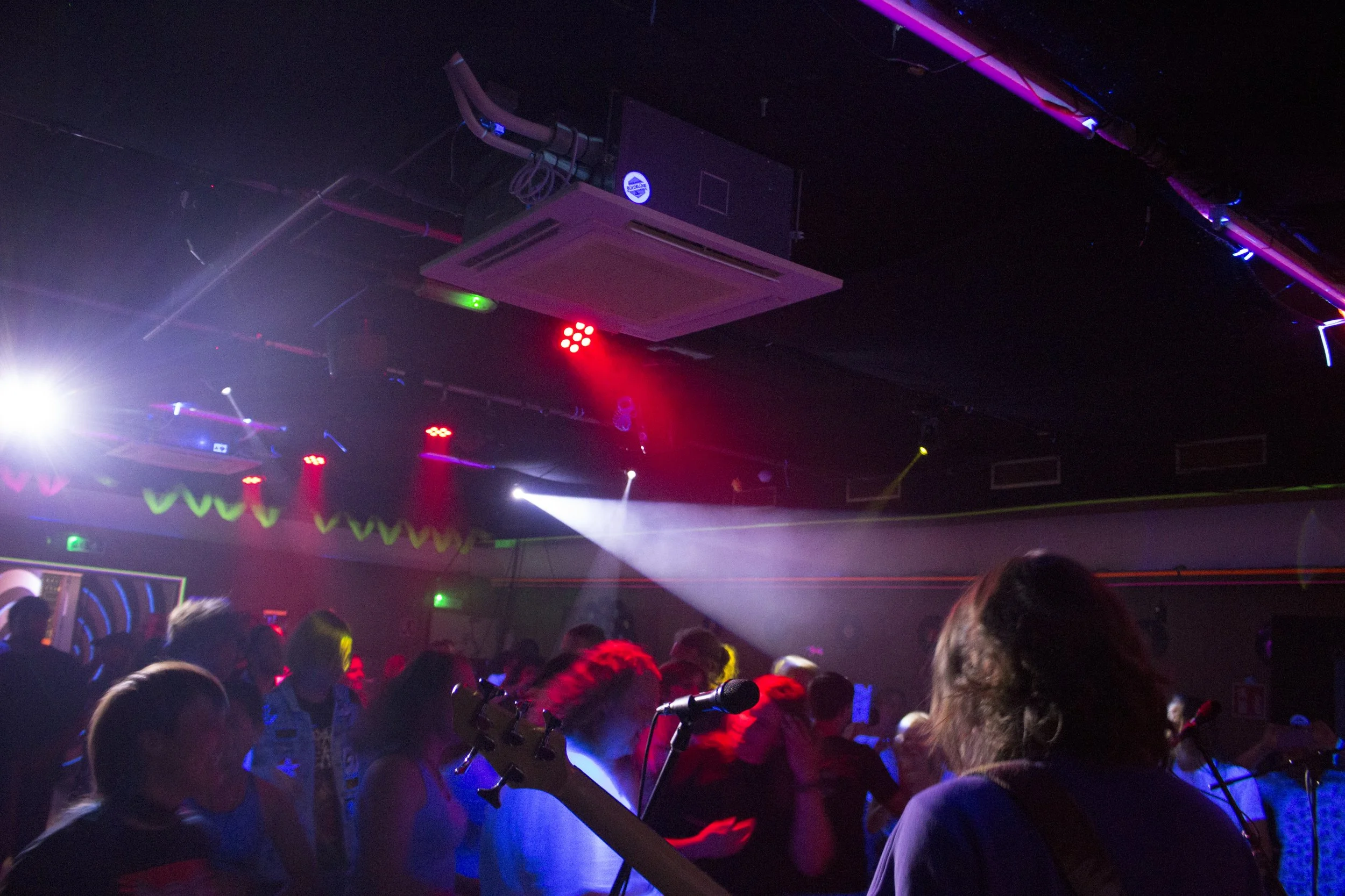 Feestje met leuke lampen blacklight.jpg