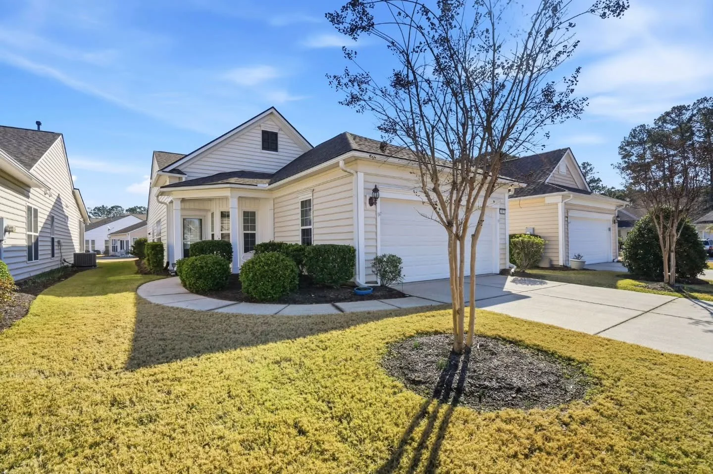Welcome to maintenance free resort living in Summerville! This move in ready lake front cottage has been freshly painted and is ready for it's new owner! New roof Nov 24 + New HVAC 2021 + Refrigerator &amp; Washer+Dryer including. Just bring your too