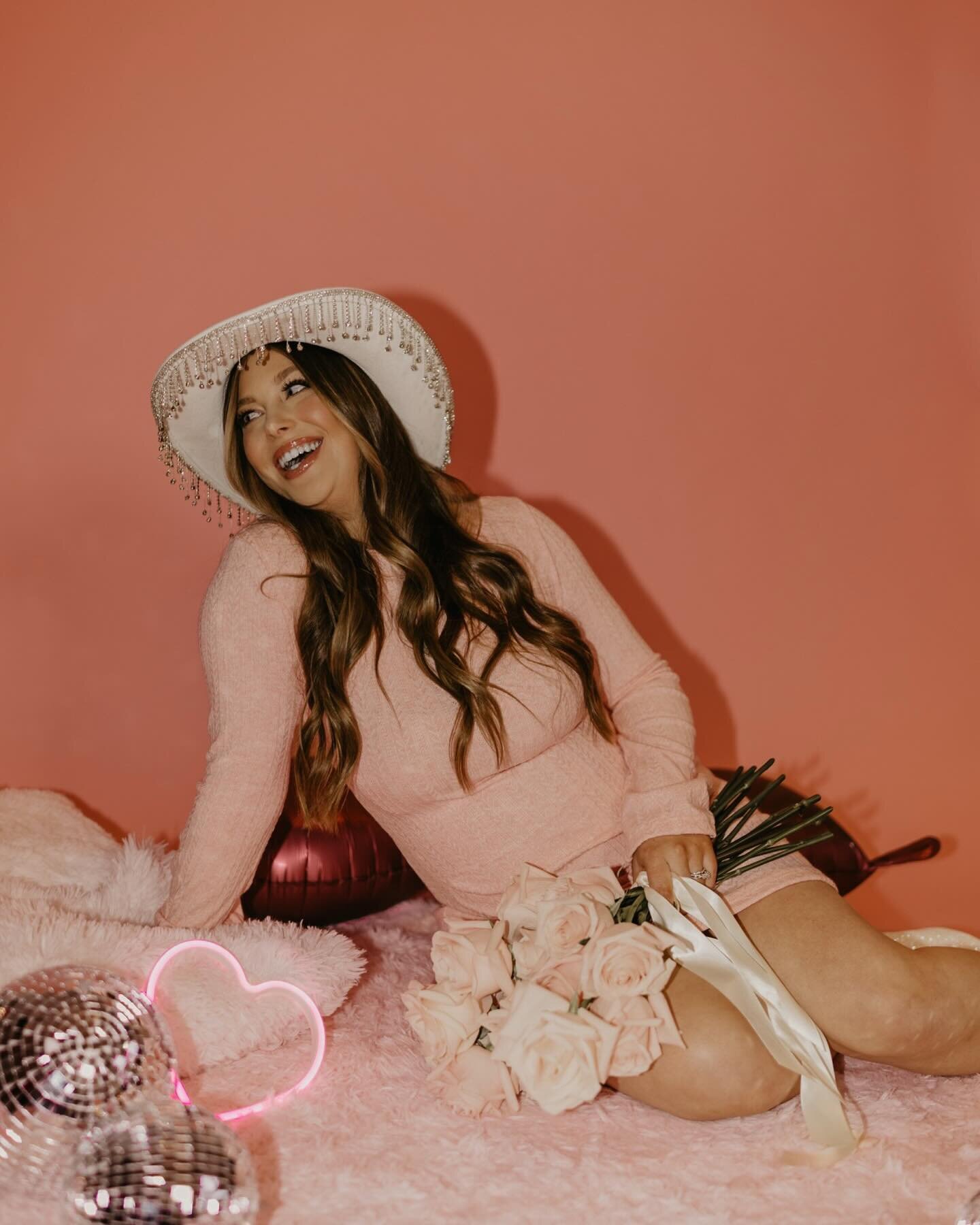 Channeling her inner disco cowgirl while also being the most stunning mama to be 🩷

Valentines Day Content Day : 
Host: @dreamily.portraits 
Co-Host &amp; Earrings: @__wild.flowers__
Hair: @ravensbeautybook
Makeup: @emilyoplandink
Event Decor: @bohe