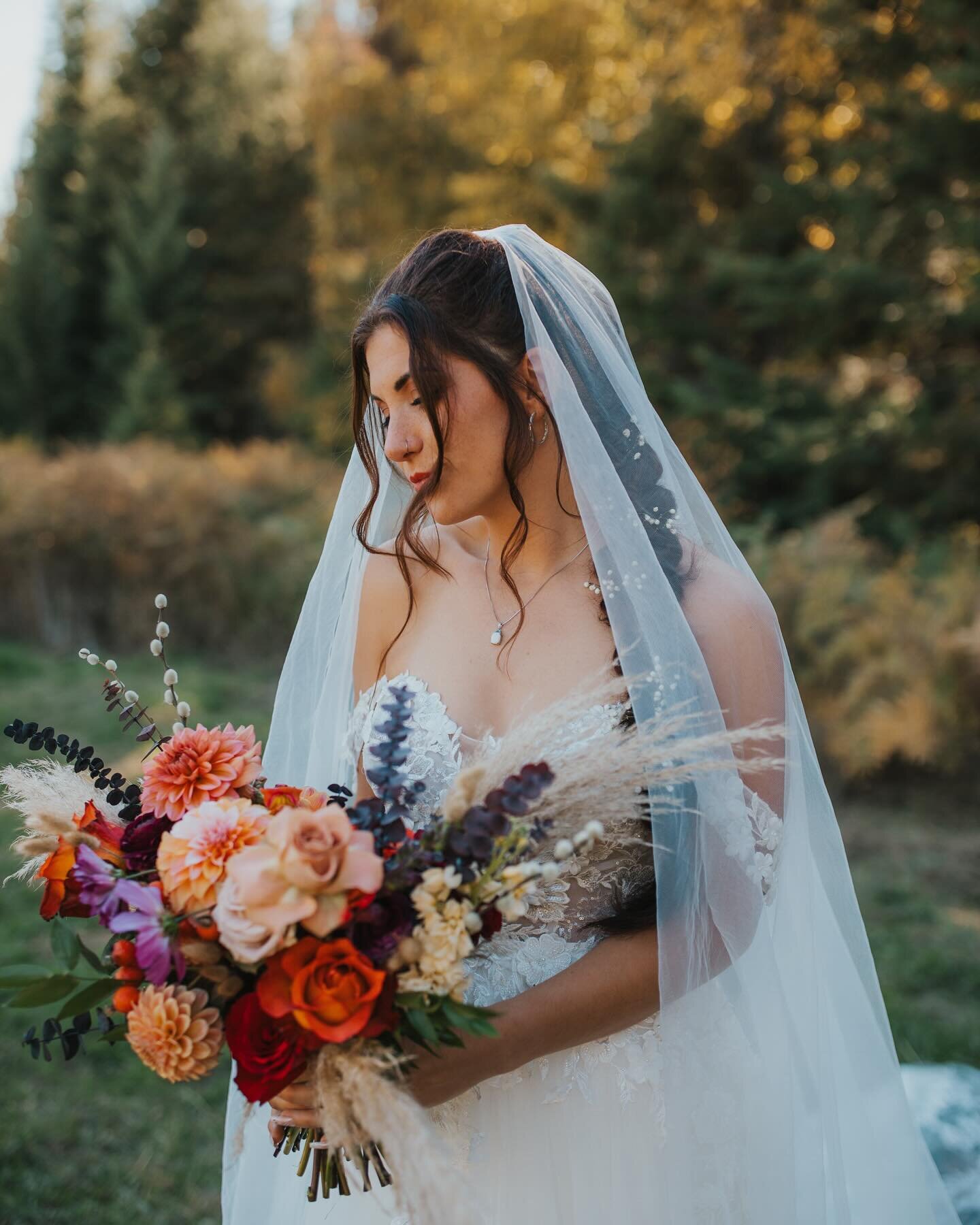As a photographer, capturing the breathtaking beauty of a bride on her special day is an honor. The stunning floral bouquet and delicate baby&rsquo;s breath in her hair added a touch of enchantment to this unforgettable moment. ✨

Second shooter for 