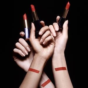 FL20_DIGITAL_PC_Envy_APAC_Lips_Fearless_Model_Arm_Swatching_REL_SQUARE.jpg