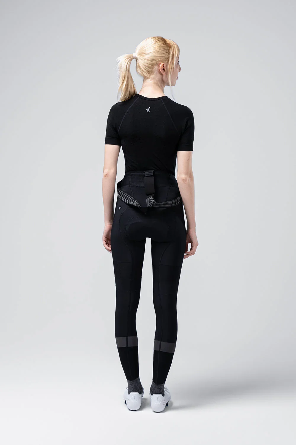 short-sleeve-baselayer-winter-merino-women-coal-timeless-02_604e4b3b-1485-4e0d-93ae-23c84d4f4fc7.webp