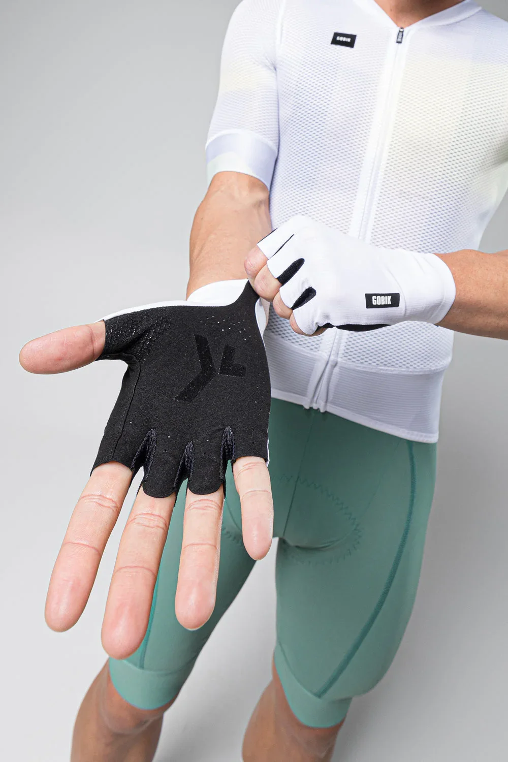 Guantes-unisex-Mamba_2.0-White-Caps_Unity-Gobik-5-SKU-15-05-021-003_657b133b-e237-4dc1-afab-850de1b150ce.webp