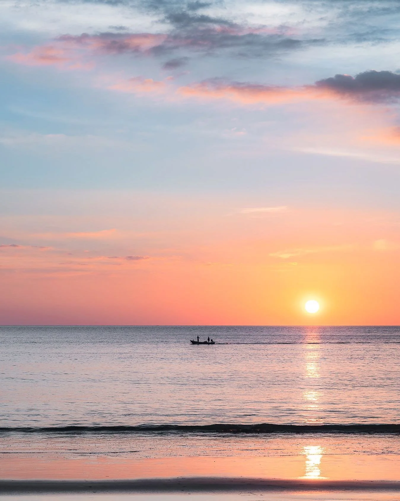 🙏 Bang Tao Beach 

&bull;
&bull;
&bull;
&bull;
&bull;

#asia #ocean #thailand #sonyalpha #light #waves #coast #scenery #tranquil #travel #thailand #paradise #beach #xmas #natgeoyourshot #photography #earthoutdoors #tropical #water #2021 #phuket
