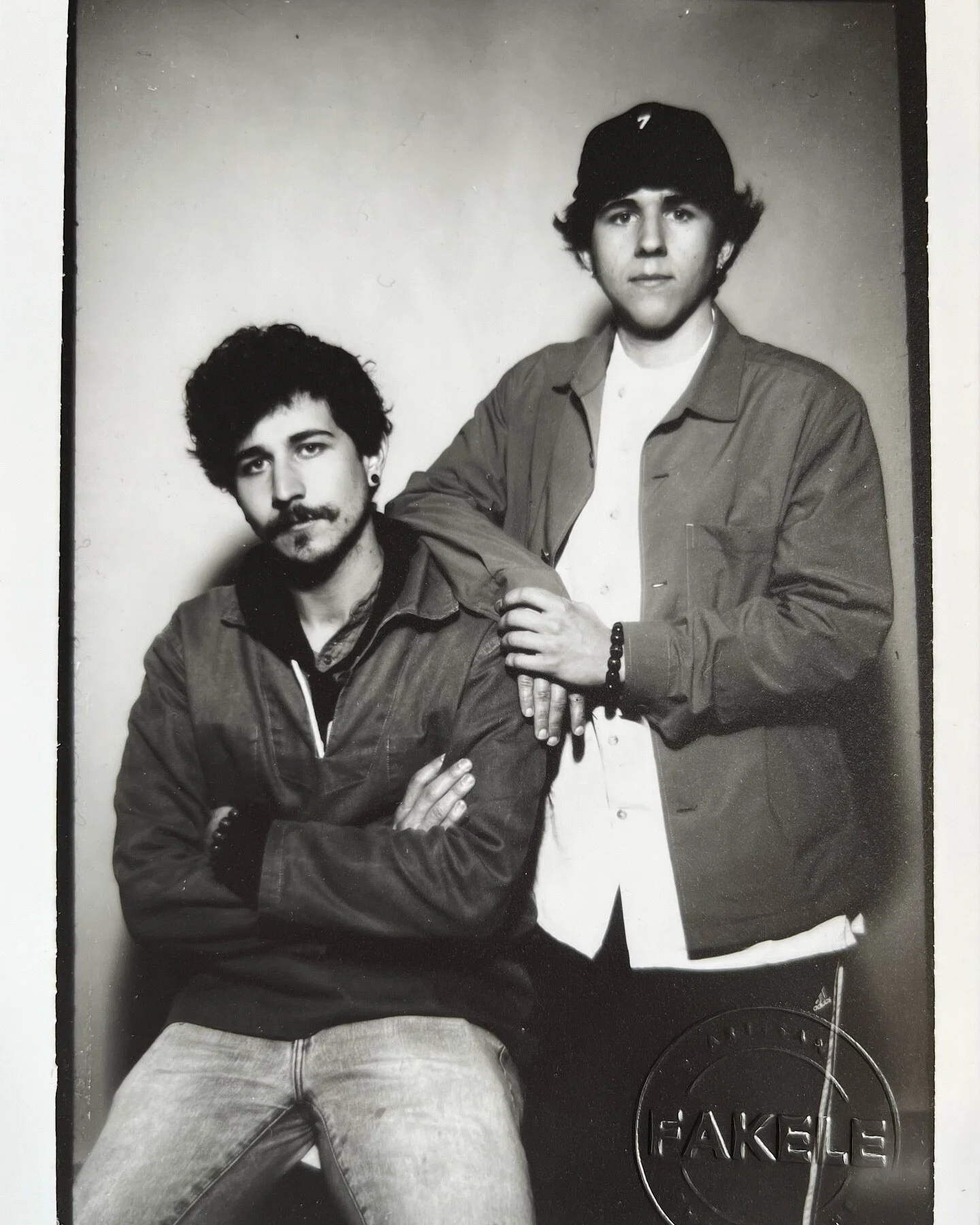Photo of two lads in 1933 taken with 0 electricity in one of those old timey box cameras at @quaidelaphoto 

Merci @fakele !