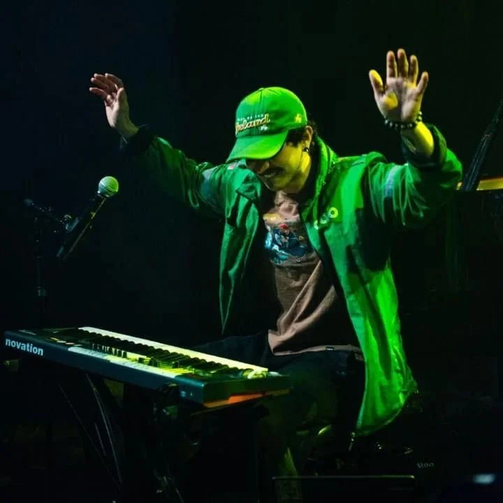 &quot;Look mom, no hands!&quot;

Photo probably includes Jonathan McBalls holding down his sustain pedal with @boost.is.real in @paard_denhaag at approx 8.30pm. Was epic!

Photo by @hunterpaulphoto