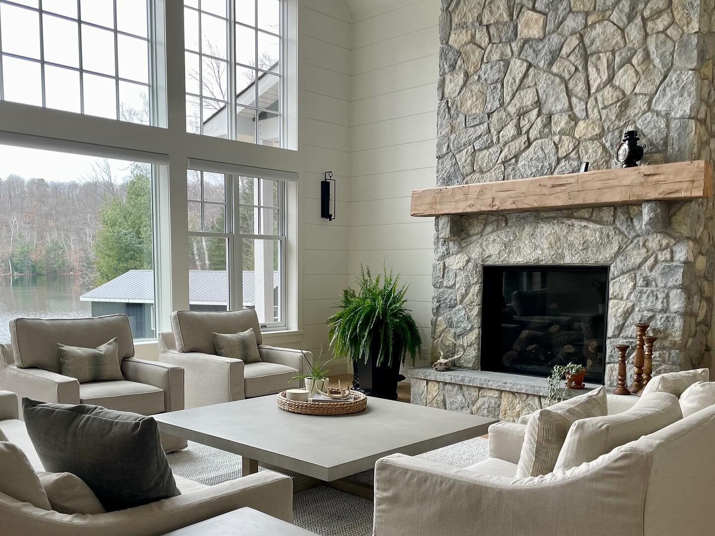 Peaceful Sundays

Relaxing neutrals and layered textures of natural limestone, wood, concrete, linen and seagrass

#greatrooms #cottagestyle #interiordesign #muskoka #lakeliving #neutralstyle