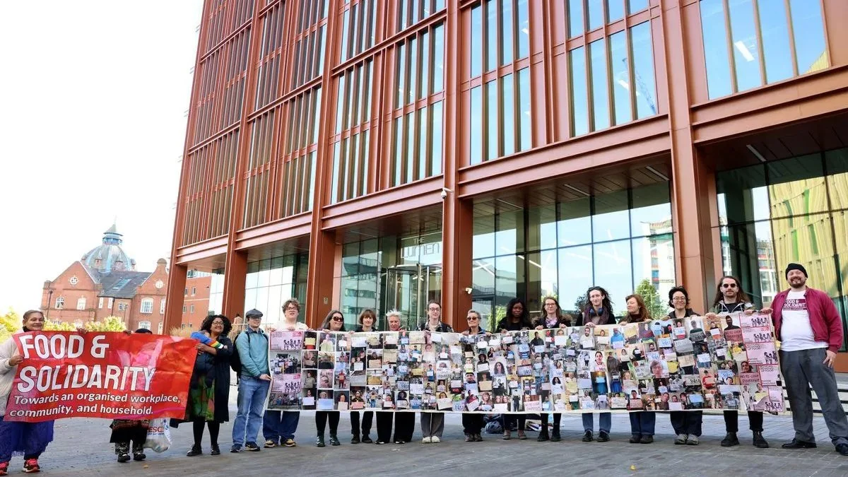Food & Solidarity members organizing together in community