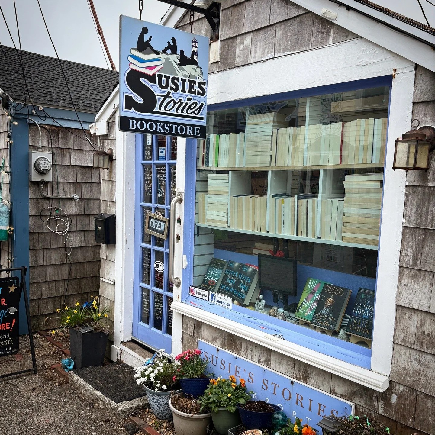 "... a bright and cheerful space with nautical designs, reflecting the nearby harbor..."

❦ The latest community submission from "M &amp; S" brings us to the seaside town of Newport, Massachusetts for @susiesstories! Look past the