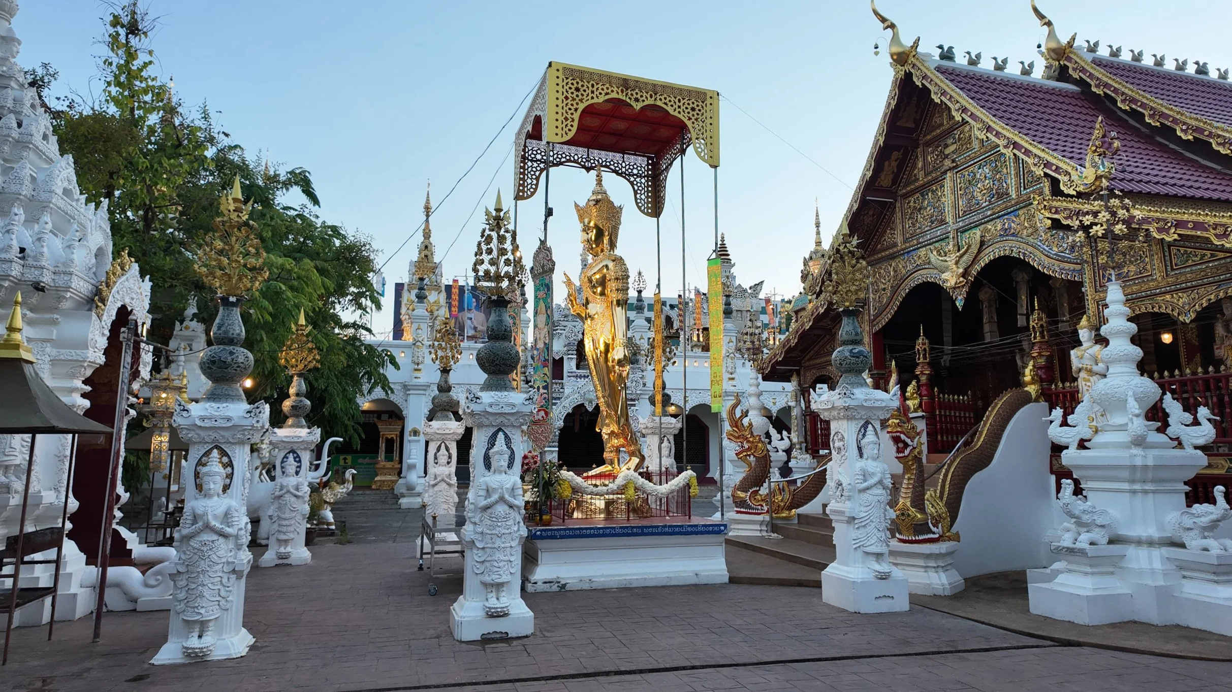 Le devant du Wat Mingmuang Chiang Rai