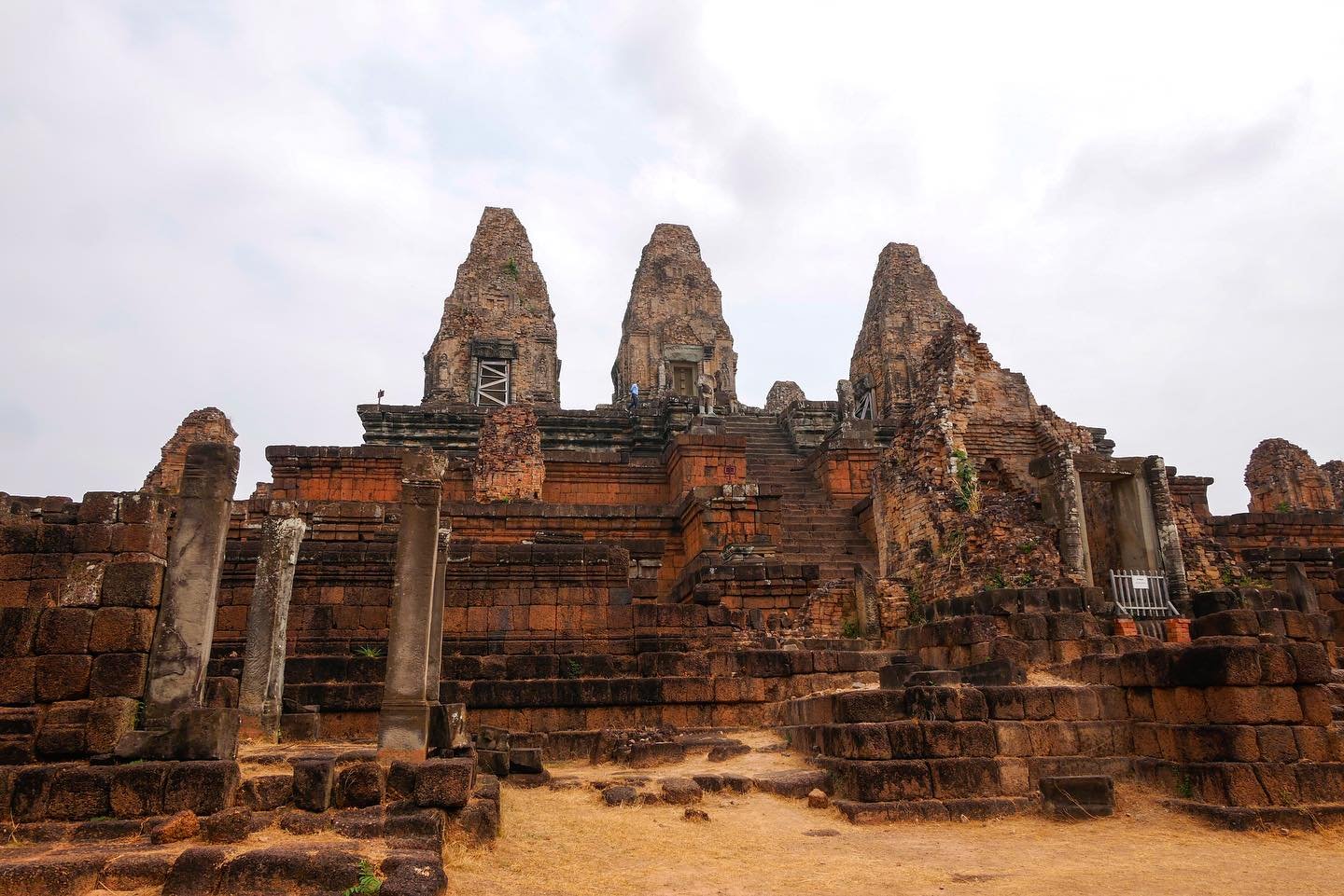 Trois jours seront consacr&eacute;s &agrave; la visite du site arch&eacute;ologique Angkor. On entame notre premi&egrave;re!

Nous commen&ccedil;ons par le &laquo;&nbsp;grand tour&nbsp;&raquo; o&ugrave; on retrouve les &laquo;&nbsp;petits temples&nbs